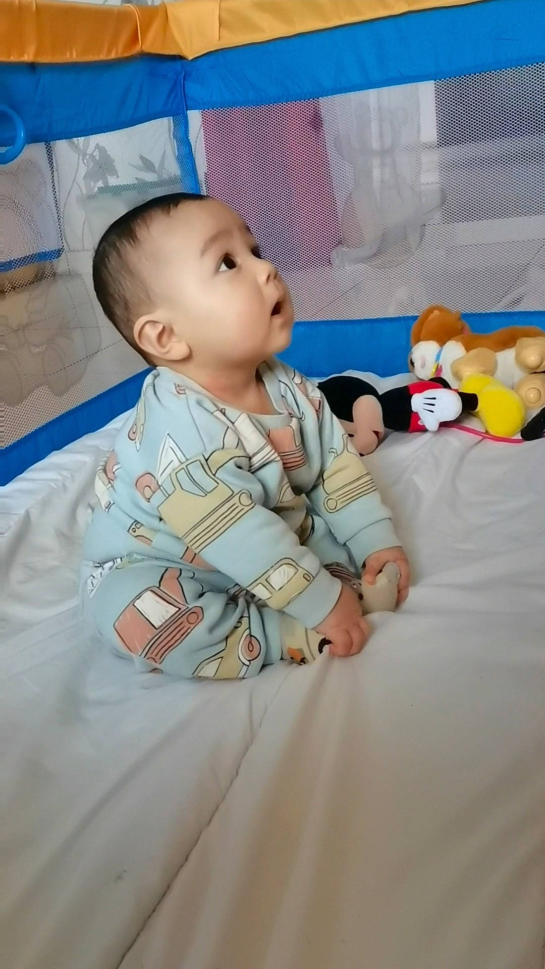 Angelo a rejoint le concours — aidez-le/la à gagner de superbes lots ! baby, baby_products, baby_toddler_clothing, bedding, cheek, child, comfort, fun, head, human_body, linens, pattern, person, play, room, sitting, sleeve, surprise, t_shirt, textile