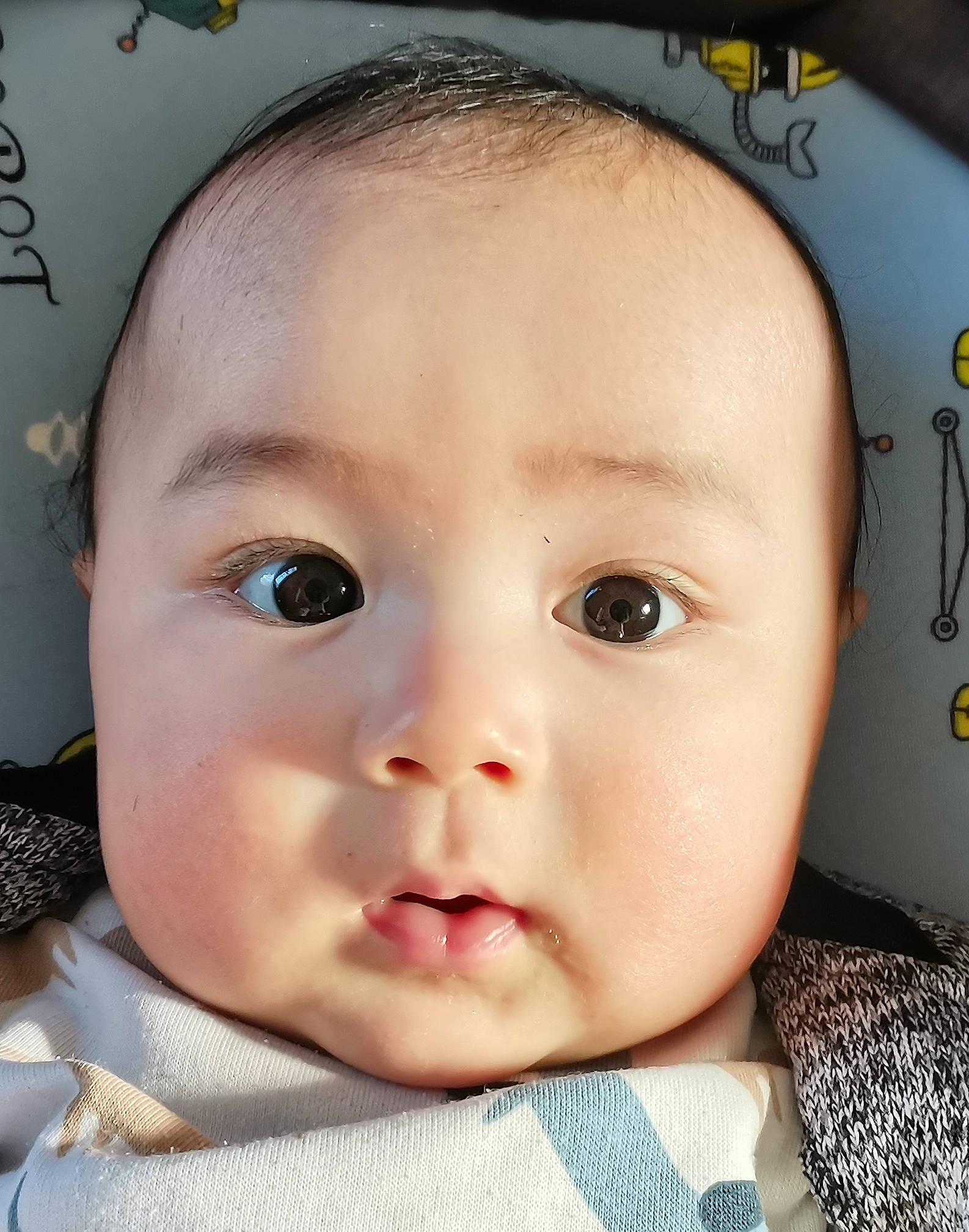Angelo a rejoint le concours — aidez-le/la à gagner de superbes lots ! baby, baby_toddler_clothing, cheek, child, chin, collar, ear, eye, eyebrow, eyelash, forehead, happy, iris, lip, no_expression, nose, pattern, person, skin, toddler