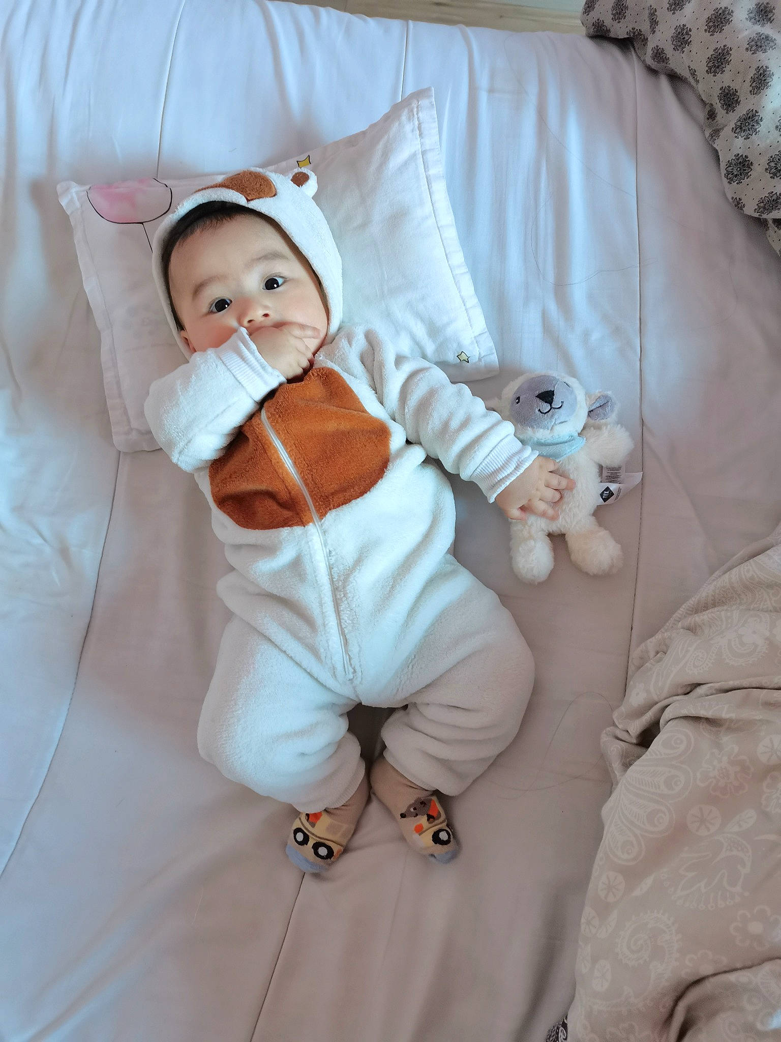 Angelo a rejoint le concours — aidez-le/la à gagner de superbes lots ! baby, baby_products, baby_safety, baby_sleeping, baby_toddler_clothing, child, comfort, fur, hat, human_body, linens, mammal, person, room, skin, sleeve, smile, stuffed_toy, thumb, toddler