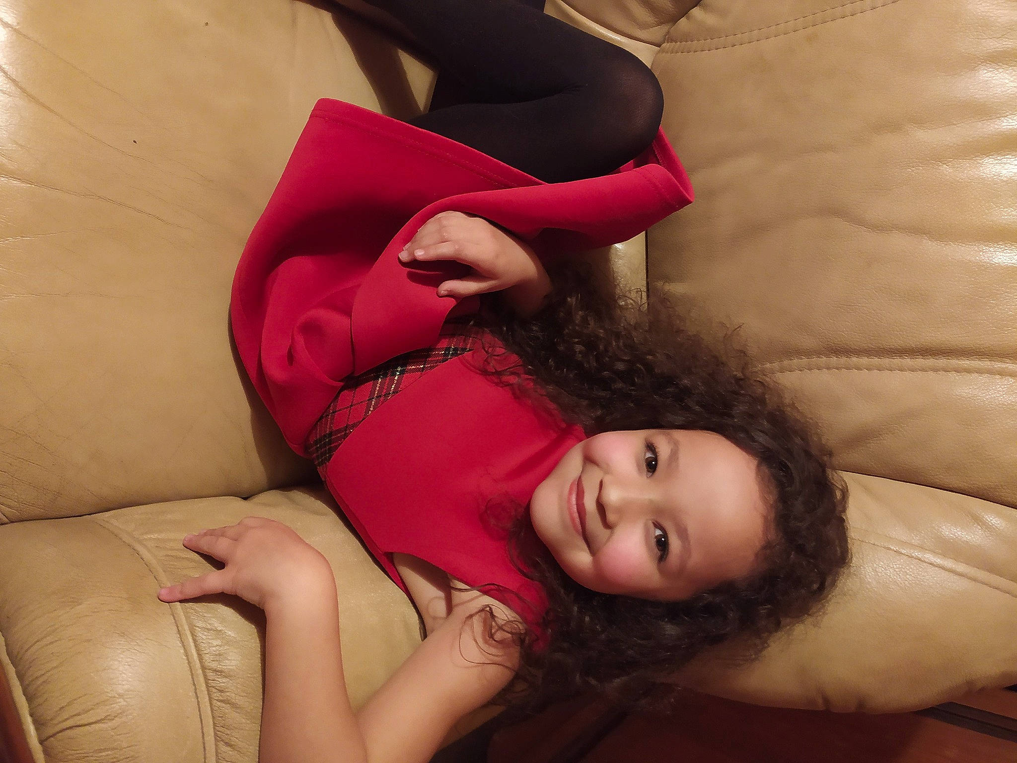 Aliya a rejoint le concours — aidez-le/la à gagner de superbes lots ! arm, black_hair, comfort, couch, eye, face, finger, flash_photography, happy, joint, joy, knee, lap, leg, lip, mouth, neck, person, skin, smile