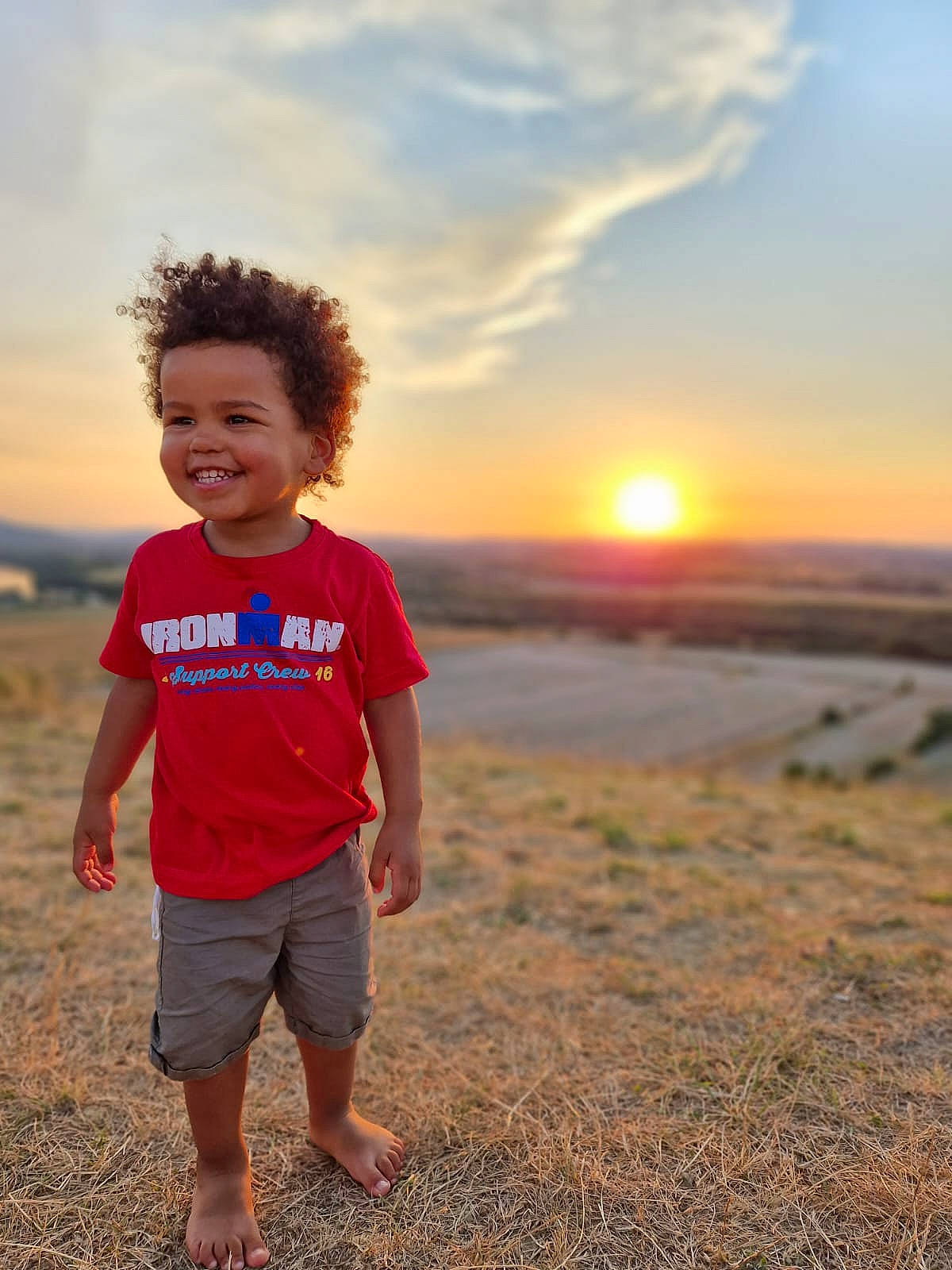 Leo a rejoint le concours — aidez-le/la à gagner de superbes lots ! cloud, flash_photography, fun, grass, happy, horizon, joy, landscape, leisure, people_in_nature, people_on_beach, person, sky, smile, summer, sunlight, sunrise, sunset, t_shirt, toddler
