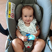 Eléna a rejoint le concours — aidez-le/la à gagner de superbes lots ! baby, car_seat, child, child_safety, cute, face, floor, foot, hands, happy, head, indoor, infant, lace_collar, legs, seatbelt, sitting, smiling, toy, white_clothing