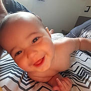 Eléna a rejoint le concours — aidez-le/la à gagner de superbes lots ! baby, smiling, bed, blanket, indoor, child, happy, person, face, arm, hand, pattern, textile, light, window, curtain, skin, expression, cute, young