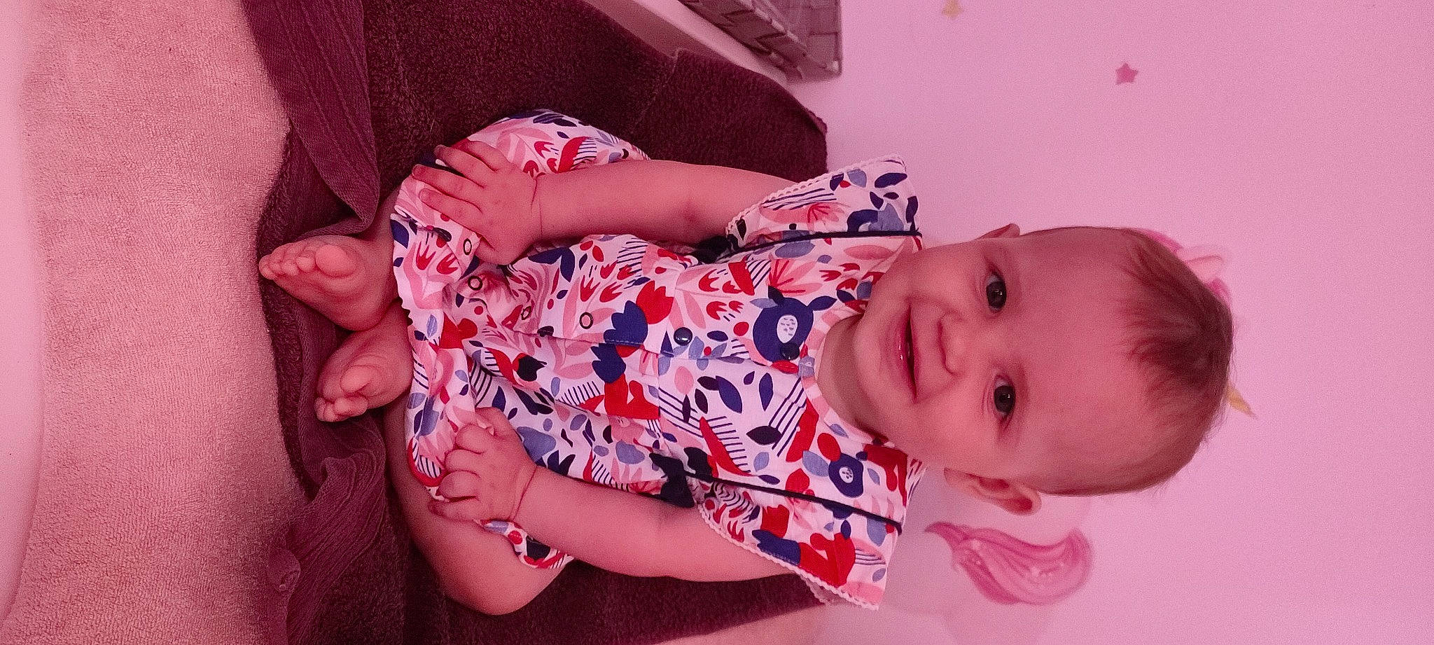 Téa participe au concours pour gagner de l'argent avec cette photo : arm, baby_toddler_clothing, child, comfort, dress, facial_expression, finger, happy, headgear, human_body, joy, lip, mouth, muscle, person, pink, product, skin, sleeve, smile