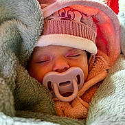 Giulia participe au concours pour gagner de l'argent avec cette photo : baby, sleeping, pacifier, hat, blanket, cozy, child, cute, warm, face, infant, closeup, soft, apparel, headwear, resting, indoors, comfort, peaceful, wrapped