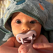 Giulia a rejoint le concours — aidez-le/la à gagner de superbes lots ! baby, baby_towel, child, close_up, comfort, cute, expression, eyes, fingers, hand, hooded_towel, human, indoors, infant, newborn, pacifier, portrait, skin, soft_texture, toddler