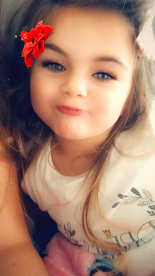 Kaïly participe au concours pour gagner de l'argent avec cette photo : beauty, brown_hair, cheek, child, child_model, chin, eye, eyebrow, eyelash, face, forehead, hair, hair_accessory, hairstyle, head, lip, long_hair, nose, person, selfie