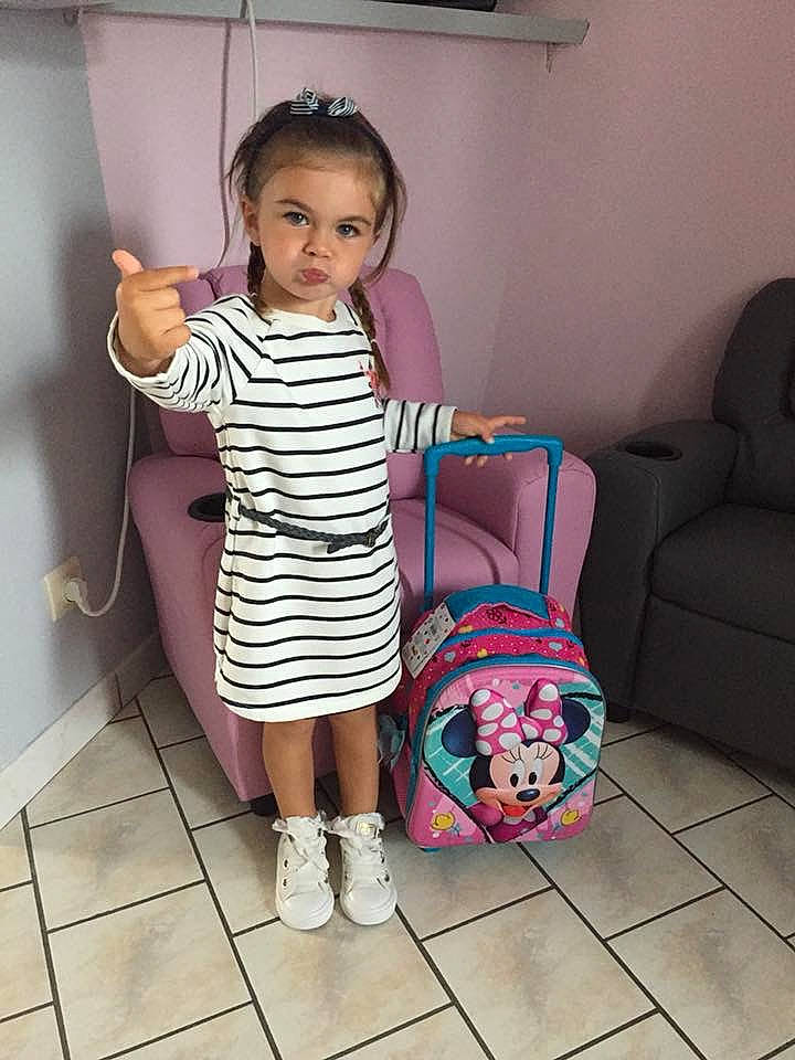 Kaïly participe au concours pour gagner de l'argent avec cette photo : child, daughter, furniture, leg, person, pink, play, room, shoe, shoulder, thigh, toddler, vacation