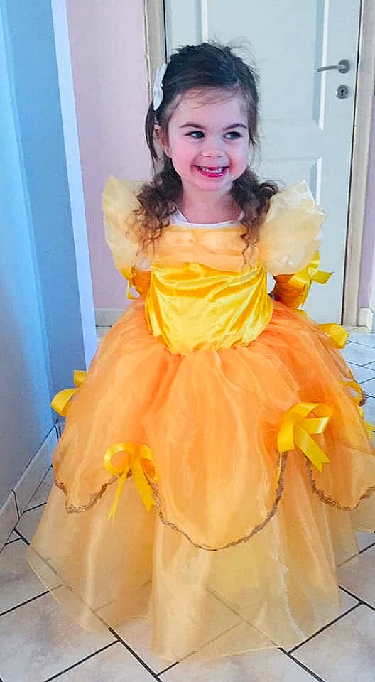 Kaïly a rejoint le concours — aidez-le/la à gagner de superbes lots ! bridal_party_dress, child, clothing, costume, day_dress, dress, flower_girl, formal_wear, gown, joy, orange, peach, person, pink, ruffle, sleeve, smile, toddler, yellow