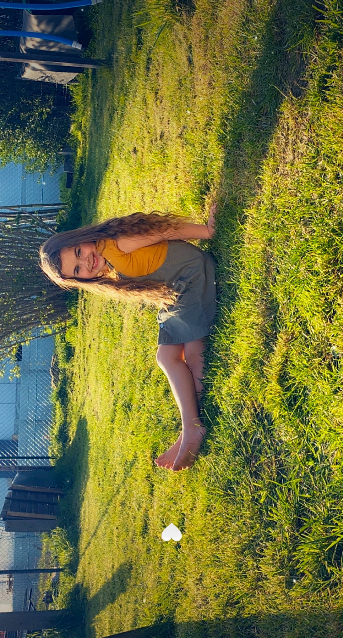 Kaïly participe au concours pour gagner de l'argent avec cette photo : azure, botany, cool, daytime, flash_photography, fun, grass, grassland, hairstyle, happy, joy, leaf, leisure, morning, people_in_nature, person, plant, sunlight, vegetation, wall