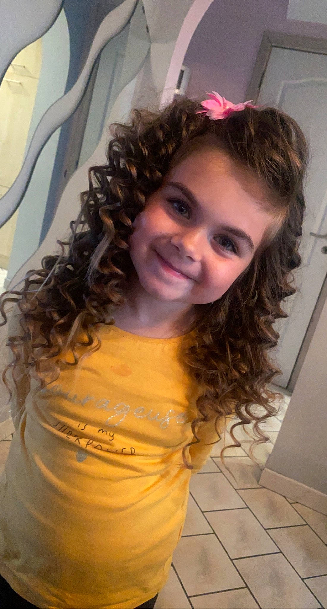 Kaïly a rejoint le concours — aidez-le/la à gagner de superbes lots ! chin, eye, eyebrow, eyelash, face, forehead, hair, happy, head, human_body, iris, jaw, joy, lip, mouth, neck, person, ringlet, shoulder, skin