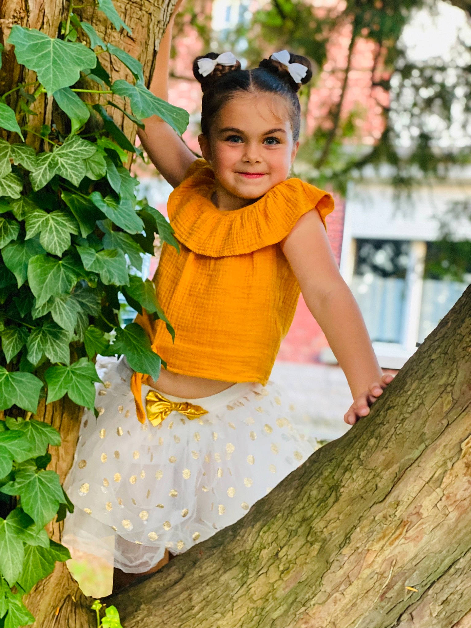 Kaïly participe au concours pour gagner de l'argent avec cette photo : beauty, black_hair, branch, fawn, flash_photography, forest, grass, happy, jewellery, joy, leisure, people_in_nature, person, plant, sitting, smile, summer, sunglasses, tree, trunk