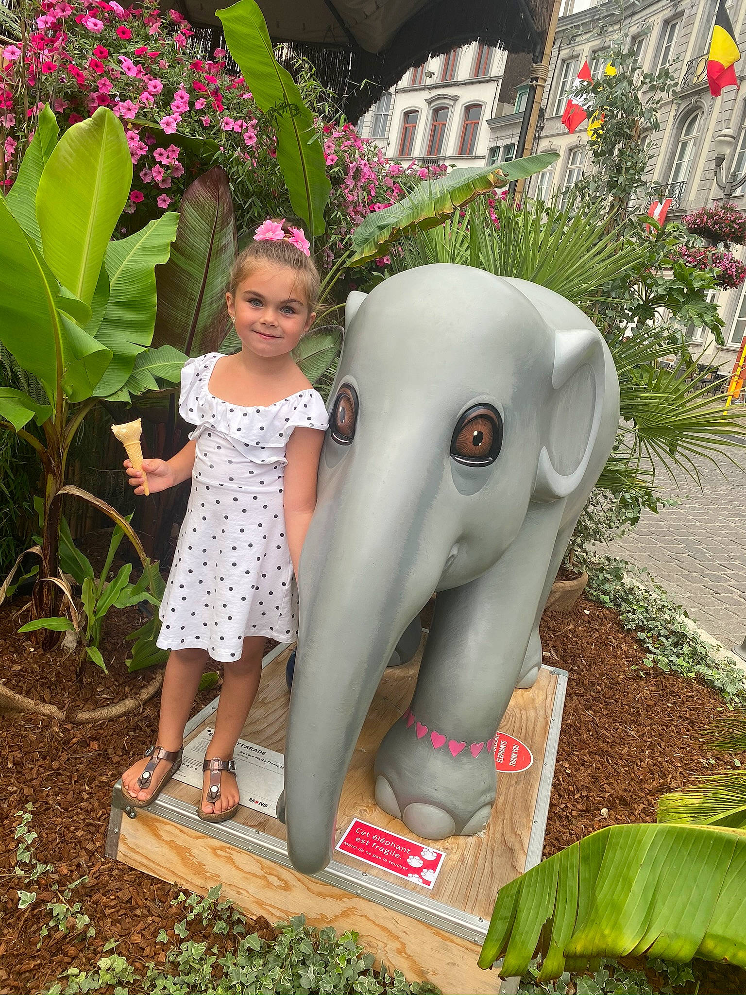 Kaily participe au concours pour gagner de l'argent avec cette photo : art, botany, child, elephant, elephants_and_mammoths, fawn, garden, grass, indian_elephant, joy, lawn_ornament, leisure, person, plant, sculpture, statue, vacation, zoo
