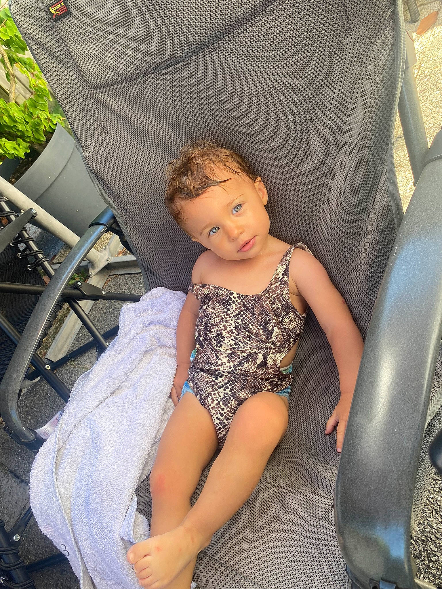 Amélya participe au concours pour gagner de l'argent avec cette photo : baby, barefoot, chair, chest, child, comfort, fashion_accessory, foot, fun, human_leg, knee, lap, leisure, outdoor_furniture, person, plant, sandal, sitting, thigh, toddler
