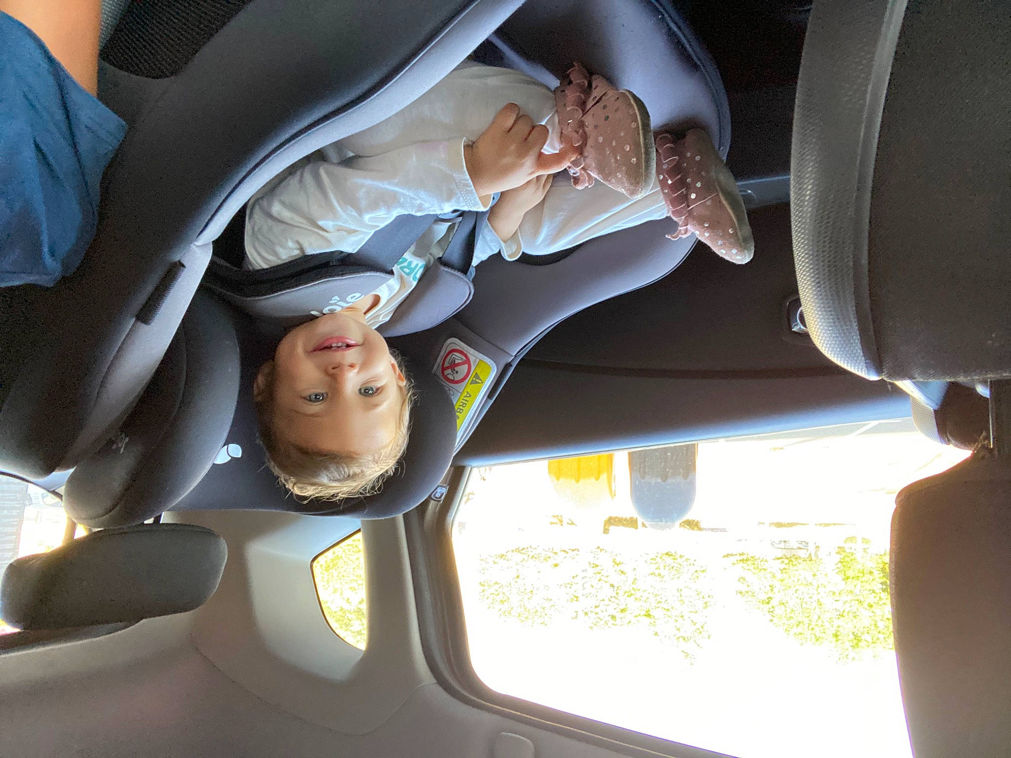 Amélya participe au concours pour gagner de l'argent avec cette photo : auto_part, automotive_design, automotive_exterior, automotive_mirror, car, car_seat, comfort, dress, gesture, head_restraint, joy, mammal, mode_of_transport, motor_vehicle, person, plant, tints_and_shades, toddler, tree, vehicle