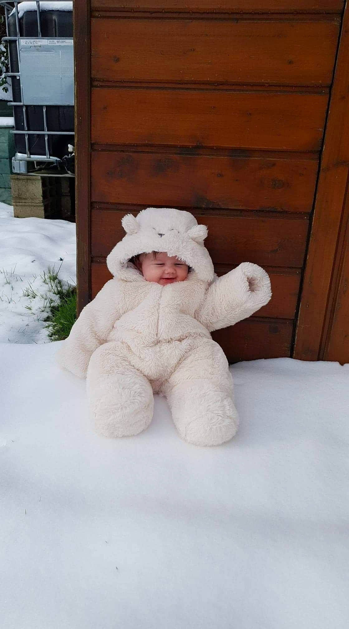 Hanaë a rejoint le concours — aidez-le/la à gagner de superbes lots ! baby, baby_toddler_clothing, child, freezing, fur, headwear, person, plush, sleeve, snow, snowman, stuffed_toy, teddy_bear, thumb, toddler, toy, winter, wood, wool