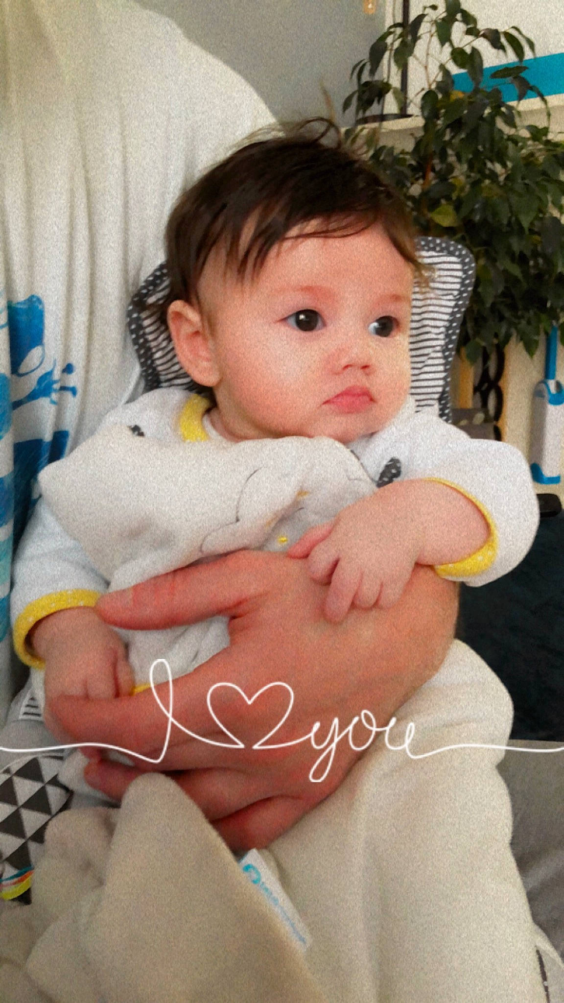 Hanaë participe au concours pour gagner de l'argent avec cette photo : abdomen, baby, baby_toddler_clothing, cheek, child, comfort, finger, gesture, happy, houseplant, iris, lip, person, pink, sitting, skin, sleeve, thigh, thumb, toddler