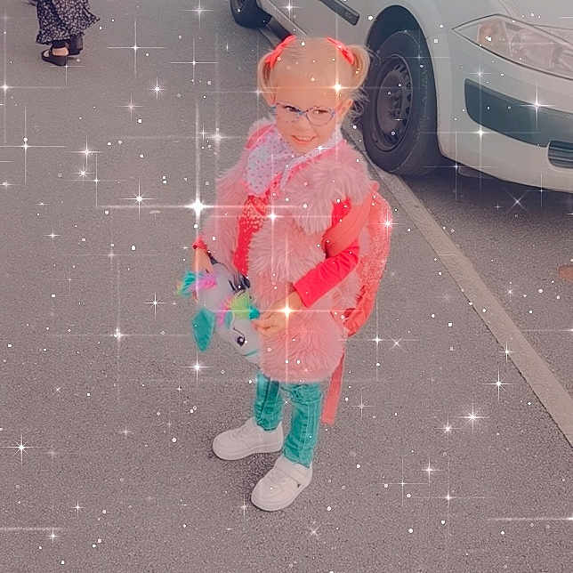 Mia a rejoint le concours — aidez-le/la à gagner de superbes lots ! asphalt, automotive_design, automotive_lighting, automotive_tire, bumper, car, fender, green, hood, motor_vehicle, personal_luxury_car, road, road_surface, sidewalk, tints_and_shades, tire, vehicle, vehicle_door, wheel, white