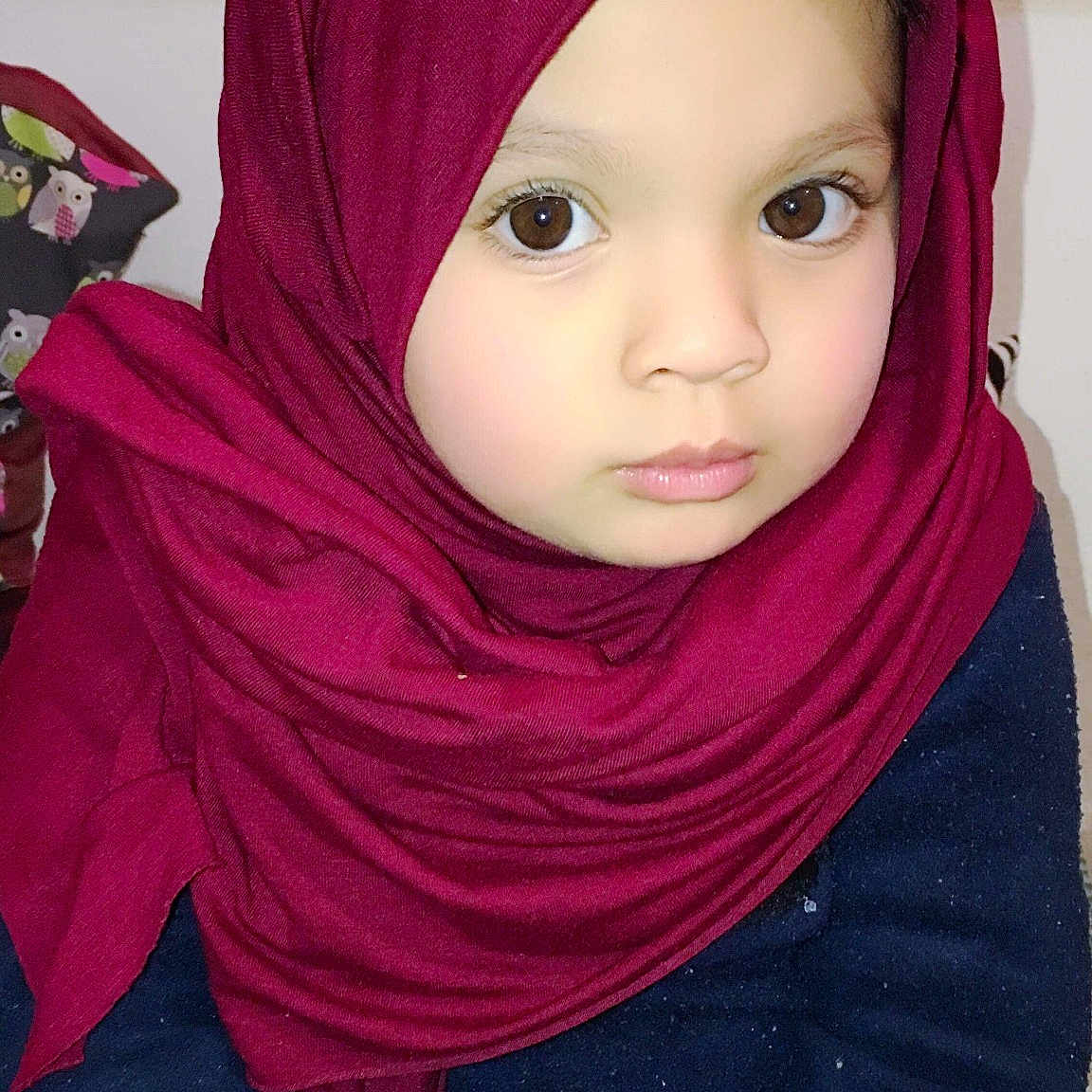 Safia participe au concours pour gagner de l'argent avec cette photo : cheek, child, clothing, fashion_accessory, magenta, maroon, outerwear, person, pink, shawl, toddler