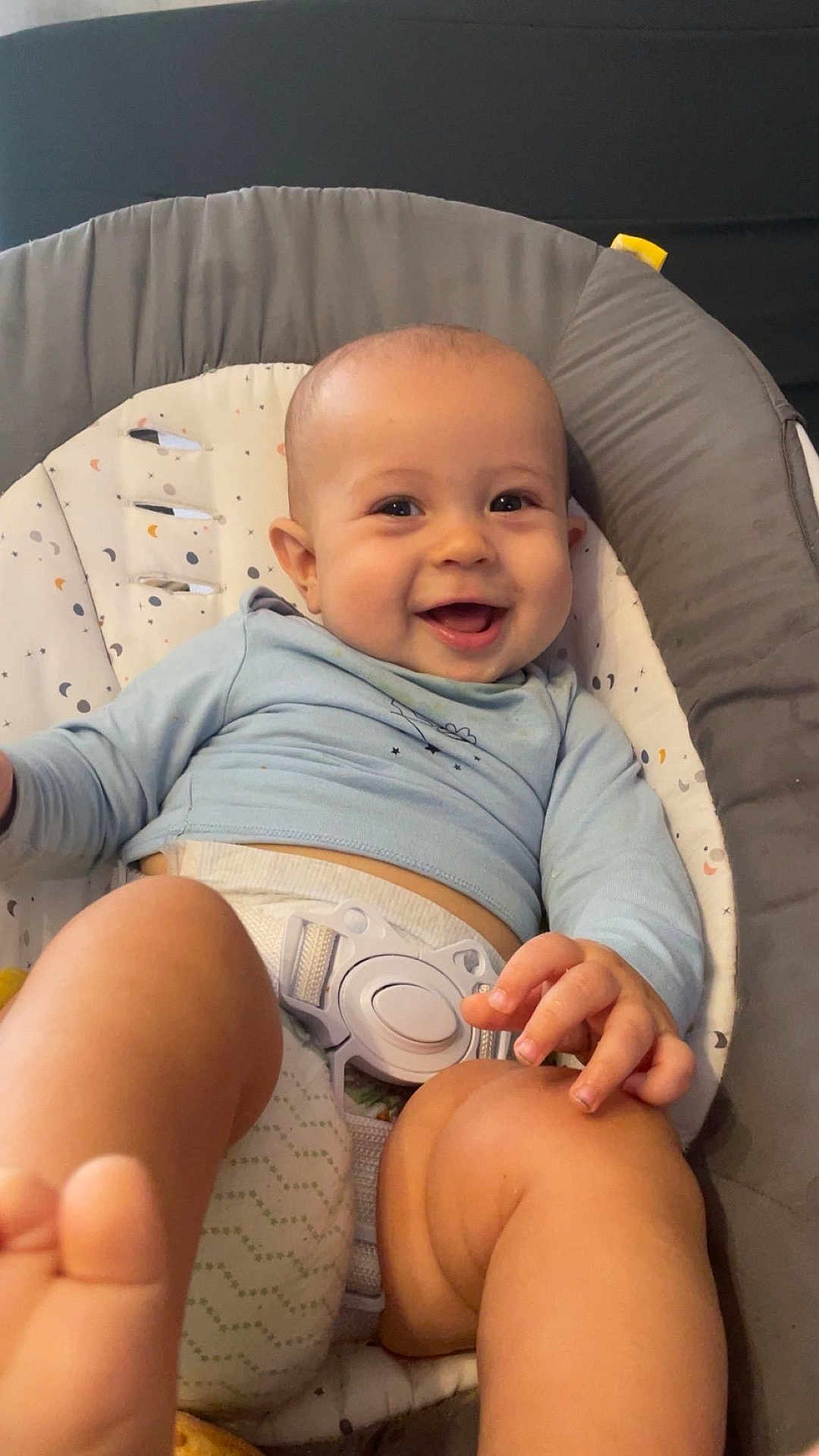 ëween a rejoint le concours — aidez-le/la à gagner de superbes lots ! baby, smiling, infant, blue_shirt, baby_seat, happy, cute, child, face, hand, foot, legs, indoor, portrait, young_child, seat_belt, comfort, playful, skin, light