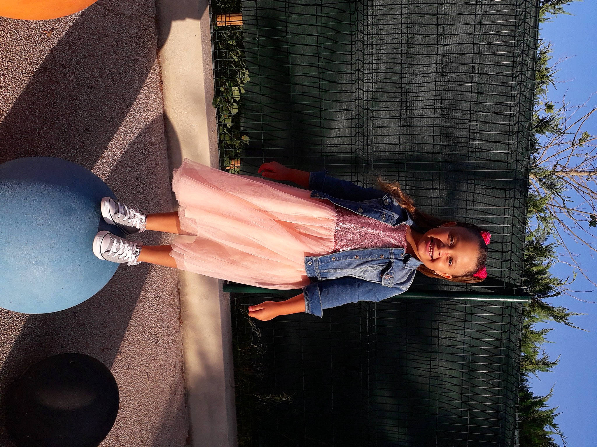 Houria participe au concours pour gagner de l'argent avec cette photo : arm, balloon, fun, human_leg, joy, knee, light, party_supply, pattern, person, sky, thigh, tree