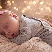Cinthya participe au concours pour gagner de l'argent avec cette photo : baby, sleeping, headband, pink_bow, gray_pajamas, blanket, knitted, teddy_bear, bokeh, soft_lighting, cozy, infant, cute, peaceful, portrait, indoor, closeup, child, rest, sleep