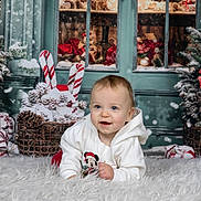 Leyna participe au concours pour gagner de l'argent avec cette photo : baby, candy_canes, child, christmas_tree, cute, decorations, festive, fluffy_rug, happy, holiday, hoodie, indoor, mickey_mouse, pine_cones, portrait, seasonal, smiling, snow, winter, wrapped_presents