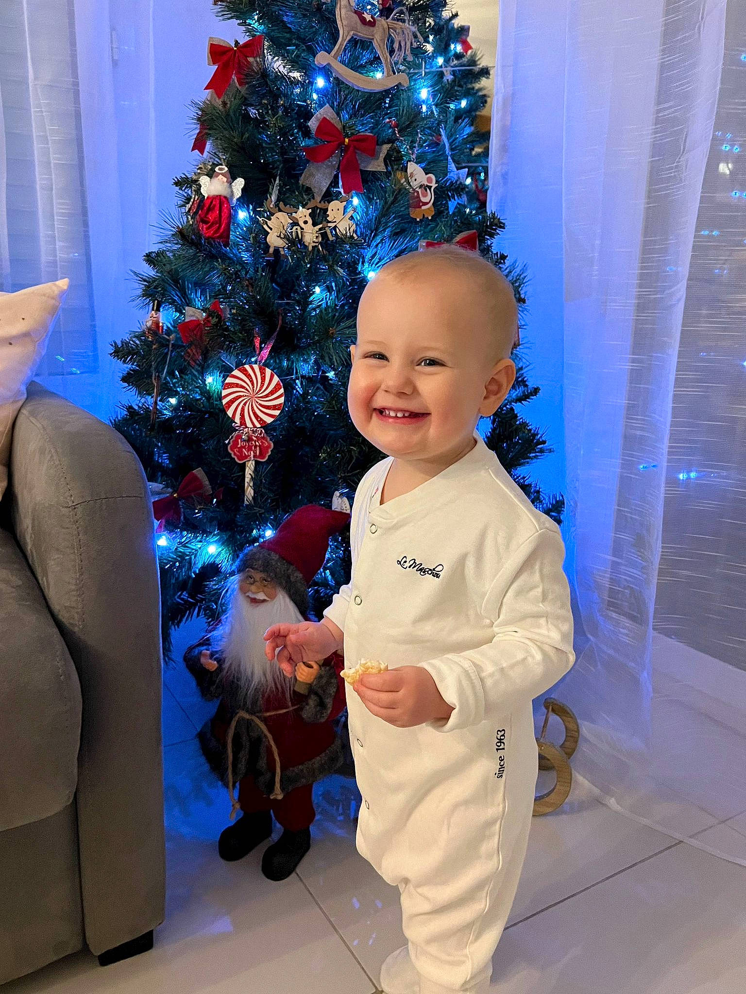 Valentina a rejoint le concours — aidez-le/la à gagner de superbes lots ! christmas, christmas_decoration, christmas_eve, christmas_ornament, christmas_tree, electric_blue, event, evergreen, fictional_character, fun, hairstyle, happy, holiday, holiday_ornament, human_body, joy, ornament, person, smile, standing