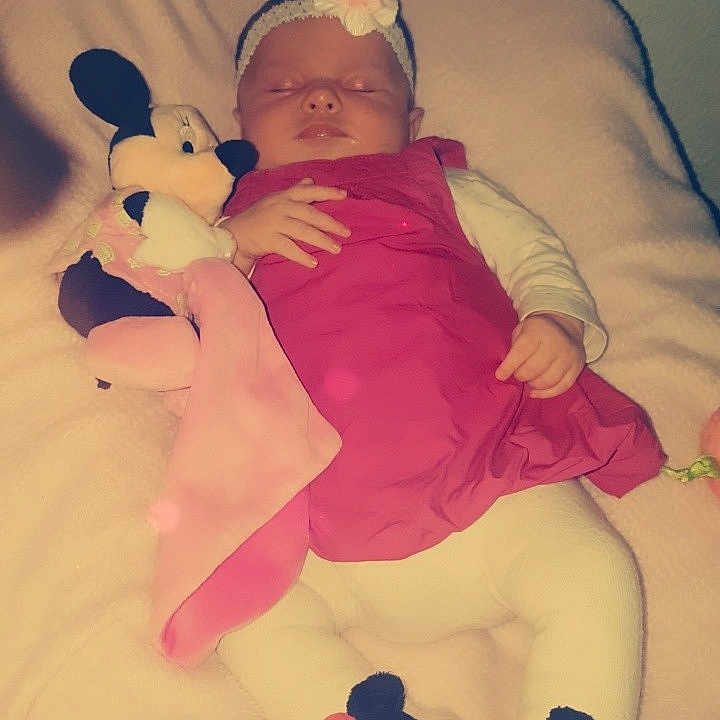 Lyna participe au concours pour gagner de l'argent avec cette photo : baby_products, cake_decorating, child, eye, fondant, fun, girl, hair_accessory, infant, organ, pink, product, red, skin, smile, sugar_paste, textile, toddler, toy, white