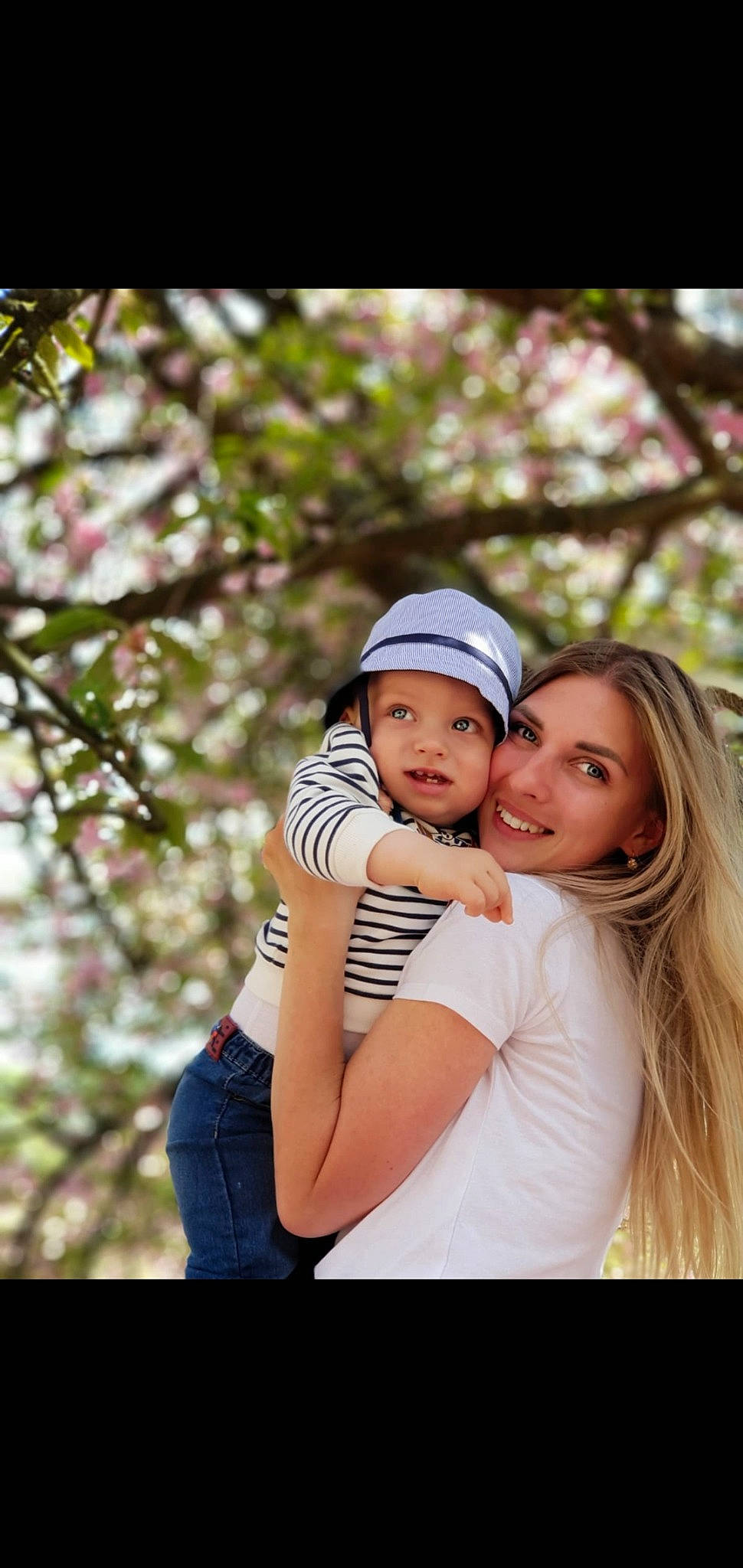 Christian participe au concours pour gagner de l'argent avec cette photo : cap, child, clothing, event, flash_photography, fun, gesture, grass, hand, happy, headwear, hug, joy, leisure, lip, people_in_nature, person, plant, recreation, smile