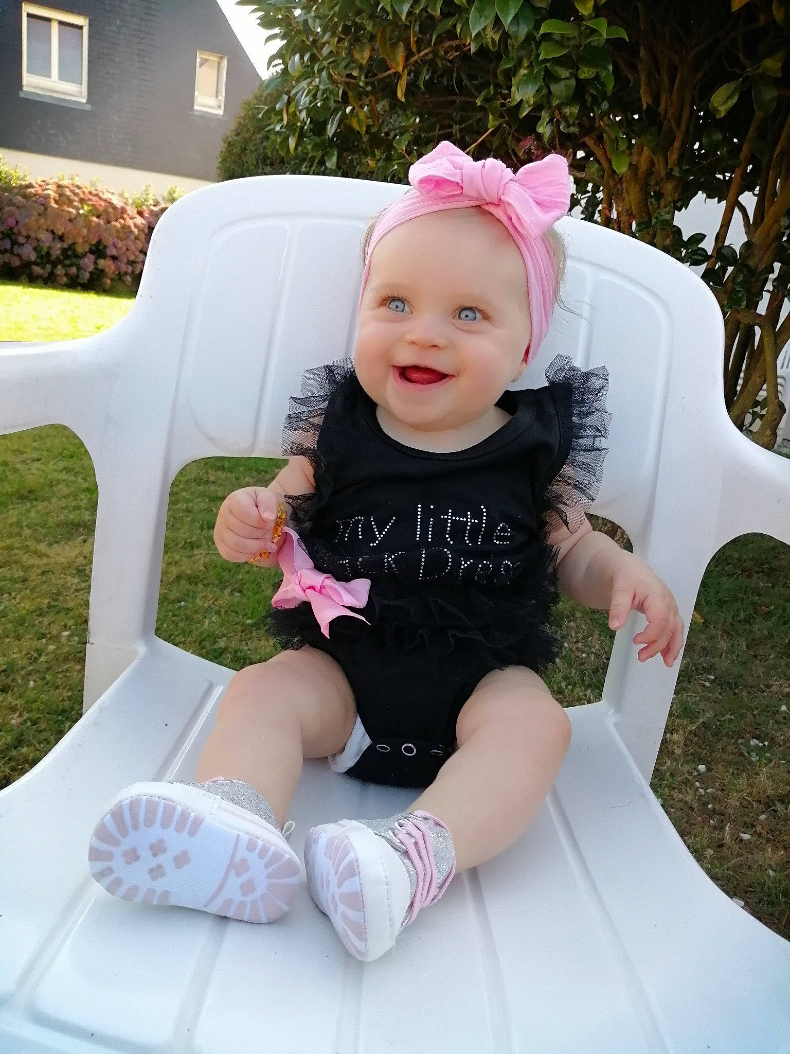 Eléna a rejoint le concours — aidez-le/la à gagner de superbes lots ! baby, baby_toddler_clothing, child, fashion_accessory, hair_accessory, headgear, leg, person, pink, sitting, skin, toddler, vacation