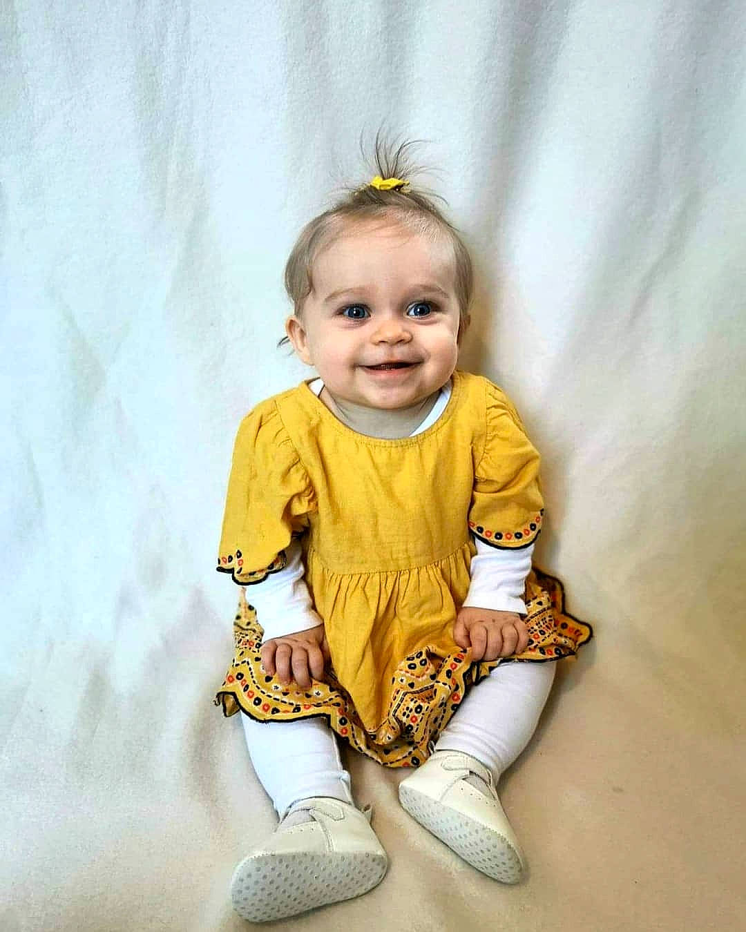 Eléna a rejoint le concours — aidez-le/la à gagner de superbes lots ! baby, baby_toddler_clothing, child, child_model, footwear, happy, joy, person, photography, portrait, shoe, sitting, sleeve, smile, t_shirt, toddler, yellow