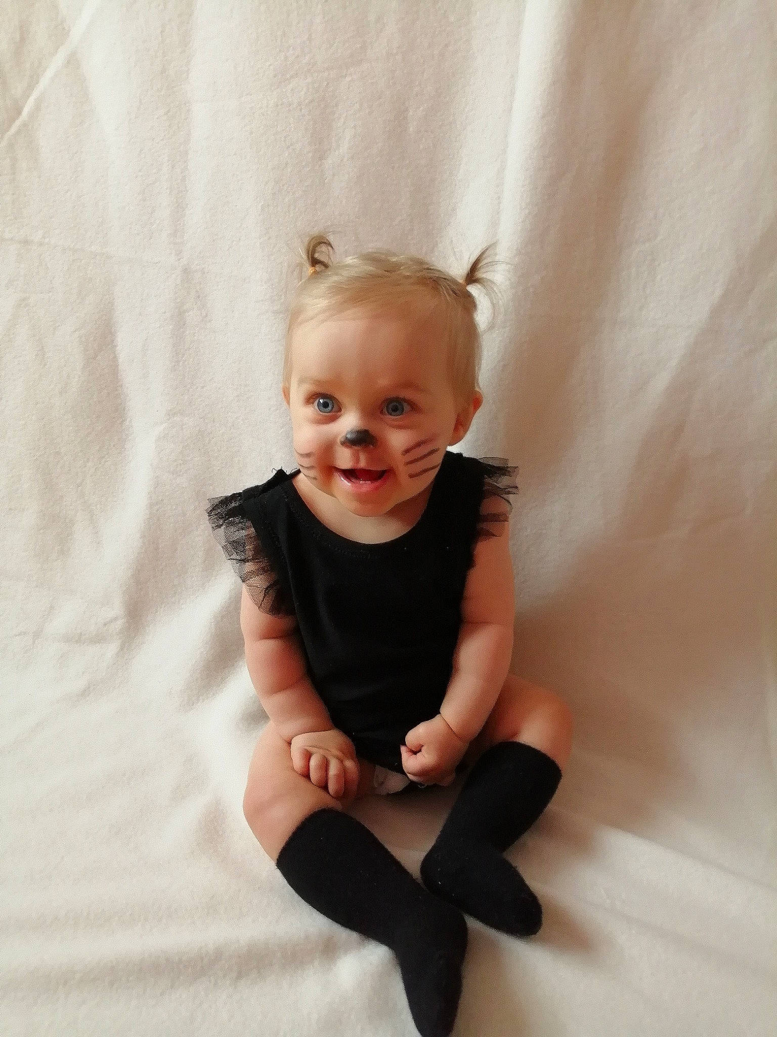 Eléna a rejoint le concours — aidez-le/la à gagner de superbes lots ! arm, baby, child, child_model, face, finger, footwear, head, joint, leg, person, photo_shoot, photography, portrait, portrait_photography, shoe, sitting, skin, smile, sportswear