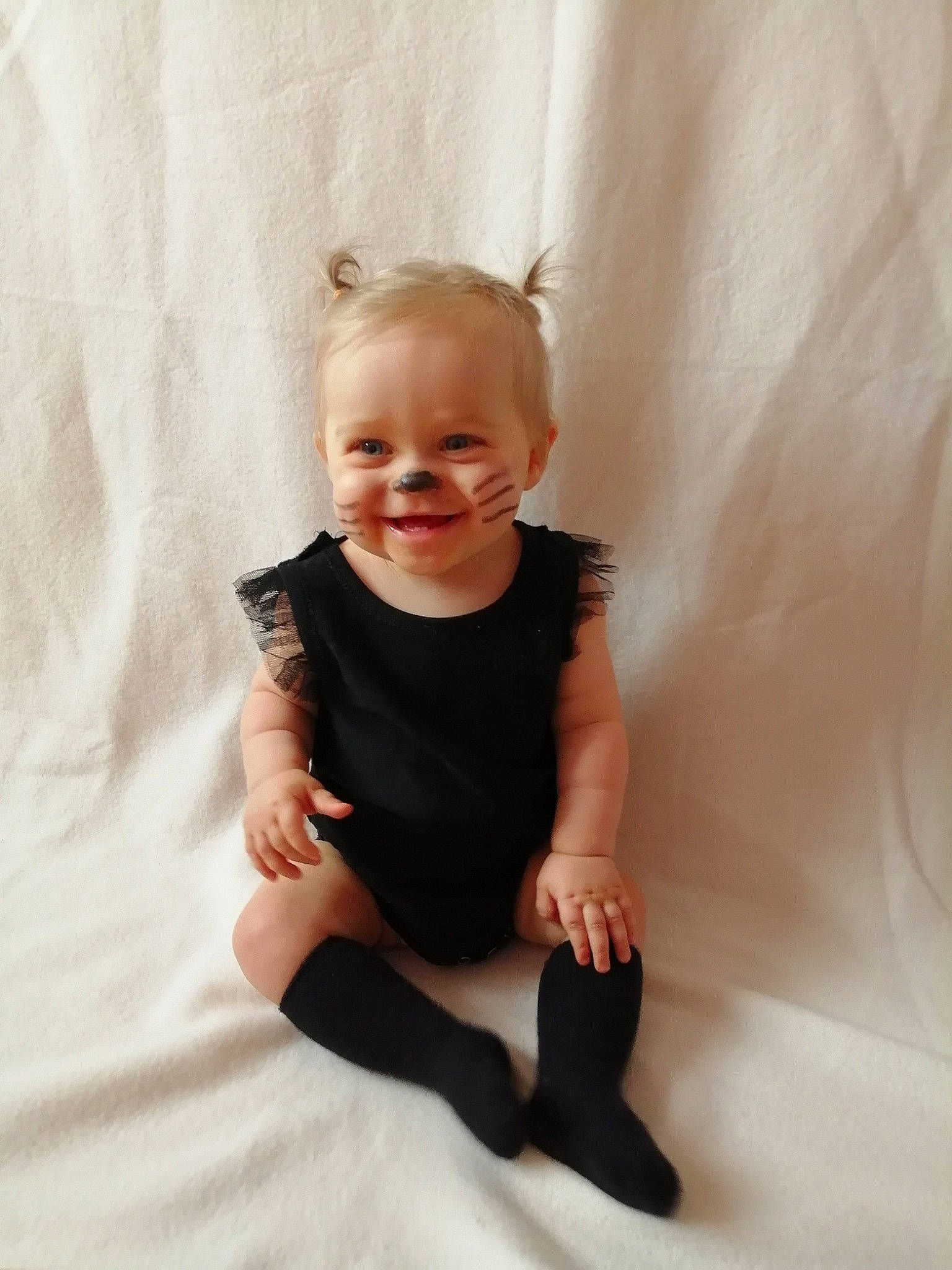 Eléna a rejoint le concours — aidez-le/la à gagner de superbes lots ! arm, baby, black, blond, cheek, child, eye, face, facial_expression, head, human, joint, joy, leg, person, shoulder, sitting, skin, smile, standing