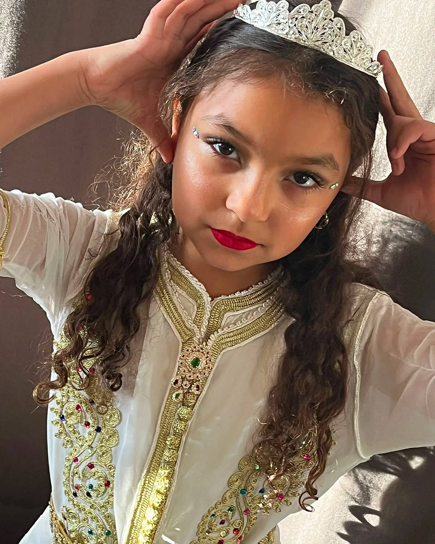 Sofía participe au concours pour gagner de l'argent avec cette photo : black_hair, cool, embellishment, eyebrow, eyelash, facial_expression, fashion, fashion_design, flash_photography, gesture, hairstyle, head, headgear, human, lip, lipstick, makeover, neck, person, skin