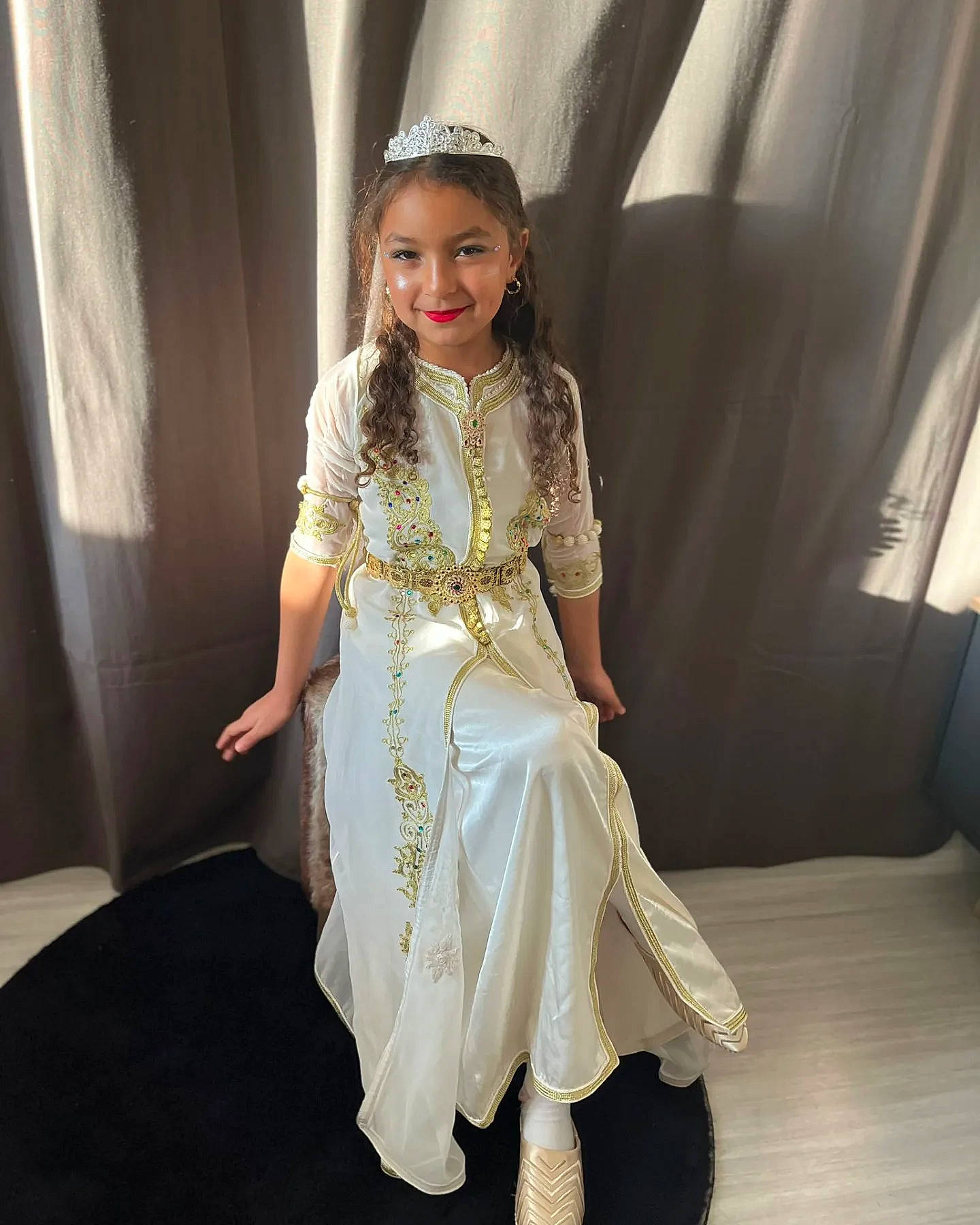 Sofia participe au concours pour gagner de l'argent avec cette photo : curtain, day_dress, dress, embellishment, fashion_design, flooring, formal_wear, gown, happy, head, human_body, jewellery, joy, long_hair, neck, necklace, person, skin, sleeve, smile