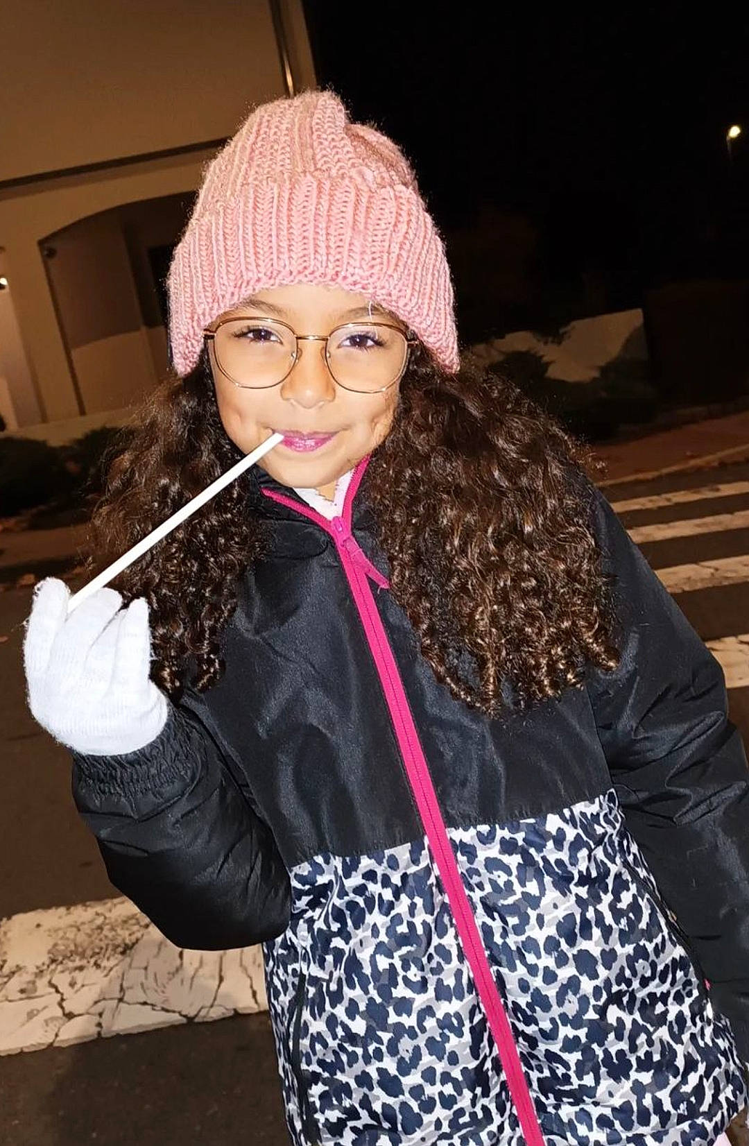 Sofia participe au concours pour gagner de l'argent avec cette photo : beanie, beauty, cap, child, eyewear, fashion, fashion_accessory, fashion_design, fun, glove, headgear, headwear, jewellery, joy, knit_cap, lip, magenta, people, person, sleeve
