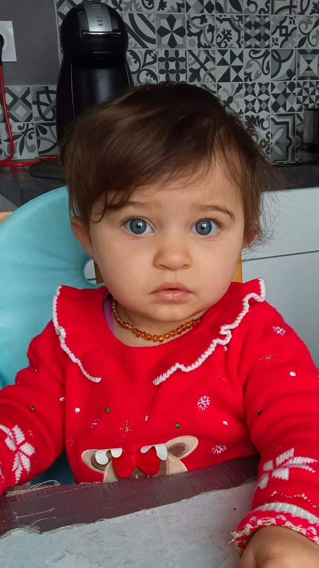 Carla a rejoint le concours — aidez-le/la à gagner de superbes lots ! baby, baby_toddler_clothing, brown_hair, cheek, child, child_model, chin, curious, eyebrow, eyelash, forehead, iris, lip, long_sleeved_t_shirt, mammal, mouth, nose, organ, person, toddler