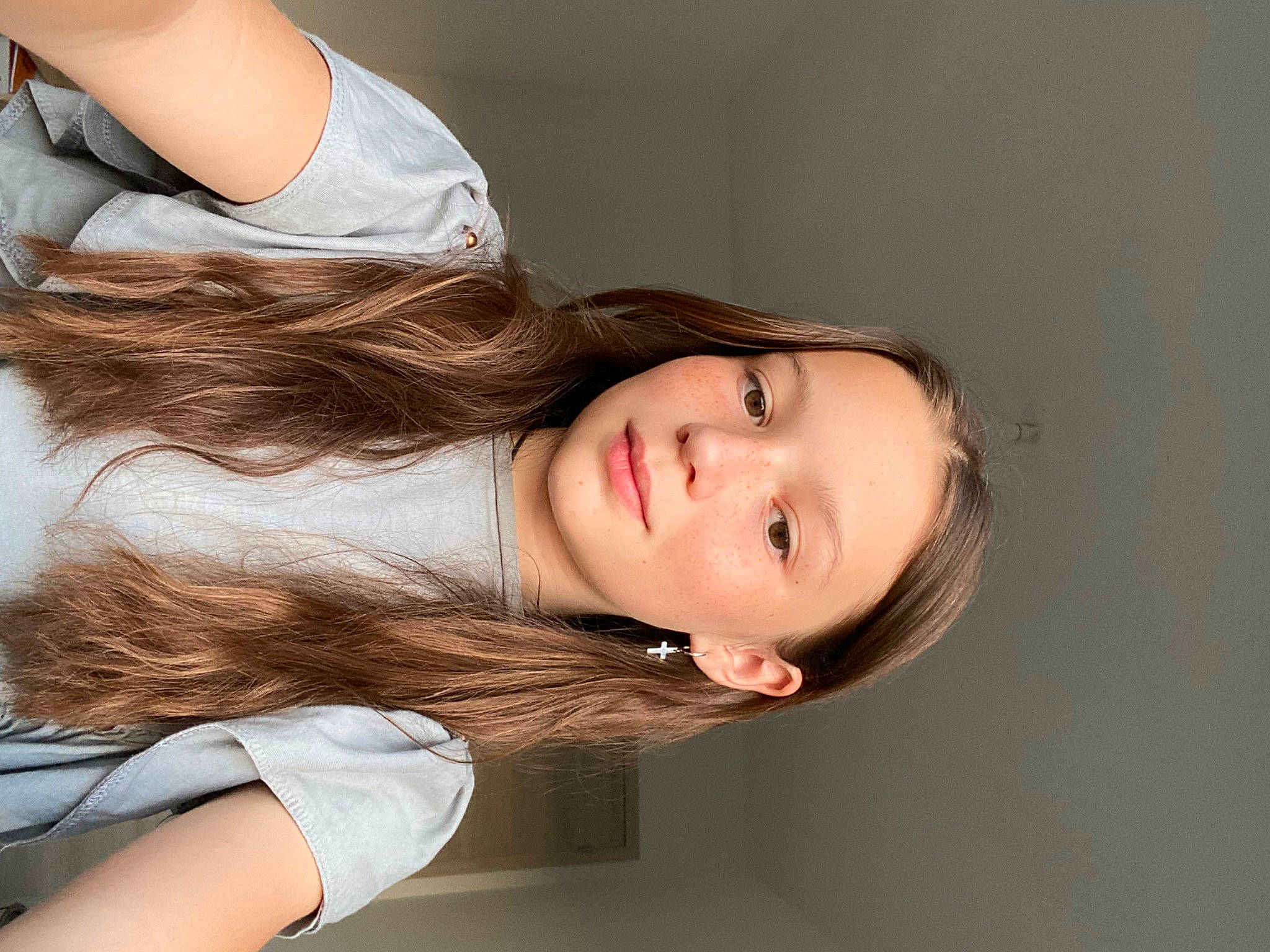 Léna participe au concours pour gagner de l'argent avec cette photo : arm, black_hair, comfort, elbow, eyebrow, eyelash, flash_photography, gesture, human_body, joint, layered_hair, lip, mouth, neck, person, shoulder, skin, smile, thigh, trunk