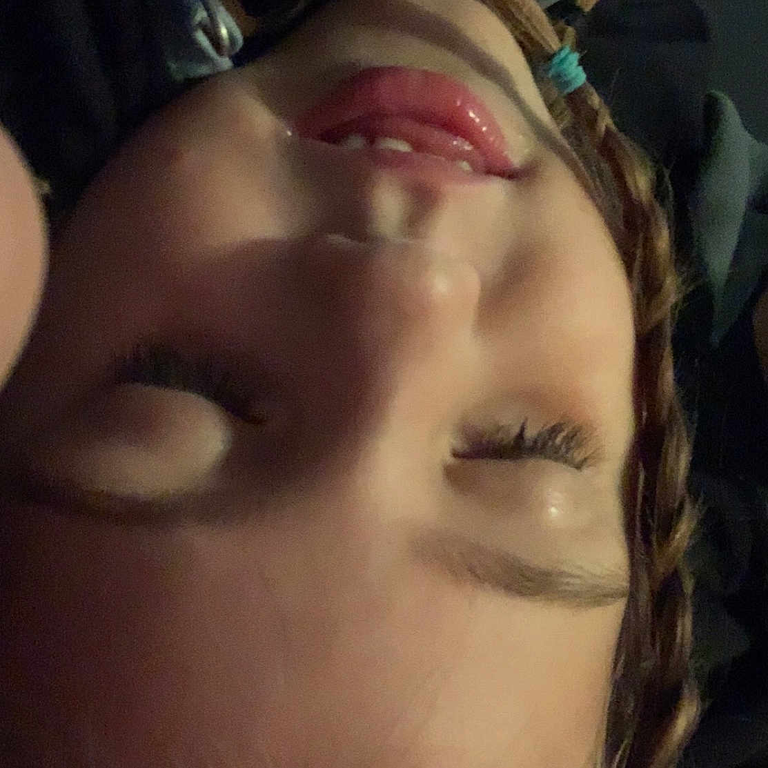 Talia a rejoint le concours — aidez-le/la à gagner de superbes lots ! black_hair, chest, chin, cool, eyebrow, eyelash, eyewear, flash_photography, forehead, fun, gesture, jaw, lip, long_hair, mouth, nail, neck, nose, selfie, vision_care