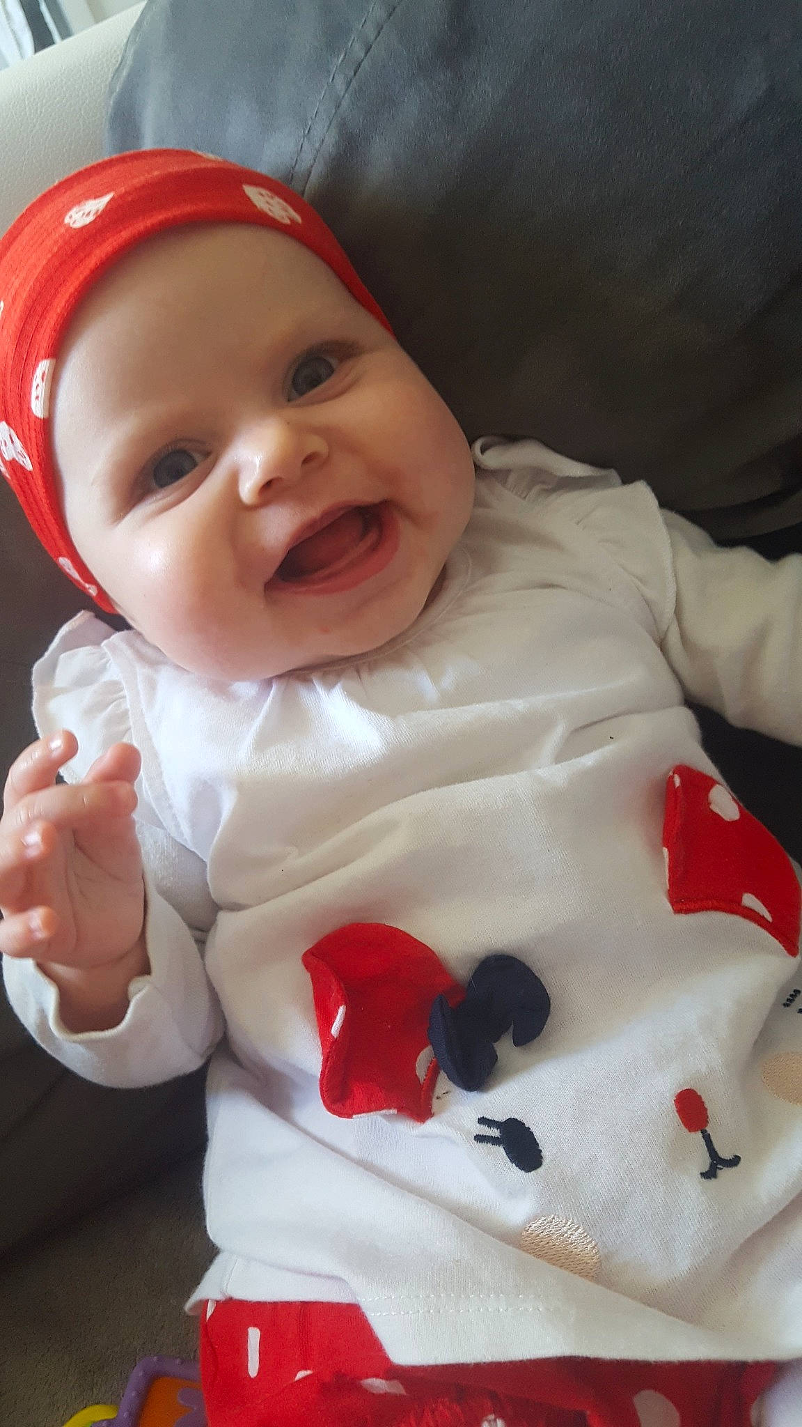 Amalia a rejoint le concours — aidez-le/la à gagner de superbes lots ! baby, baby_laughing, baby_products, baby_toddler_clothing, cap, carmine, cheek, child, chin, comfort, facial_expression, happy, headwear, lip, mouth, nose, person, red, skin, sleeve