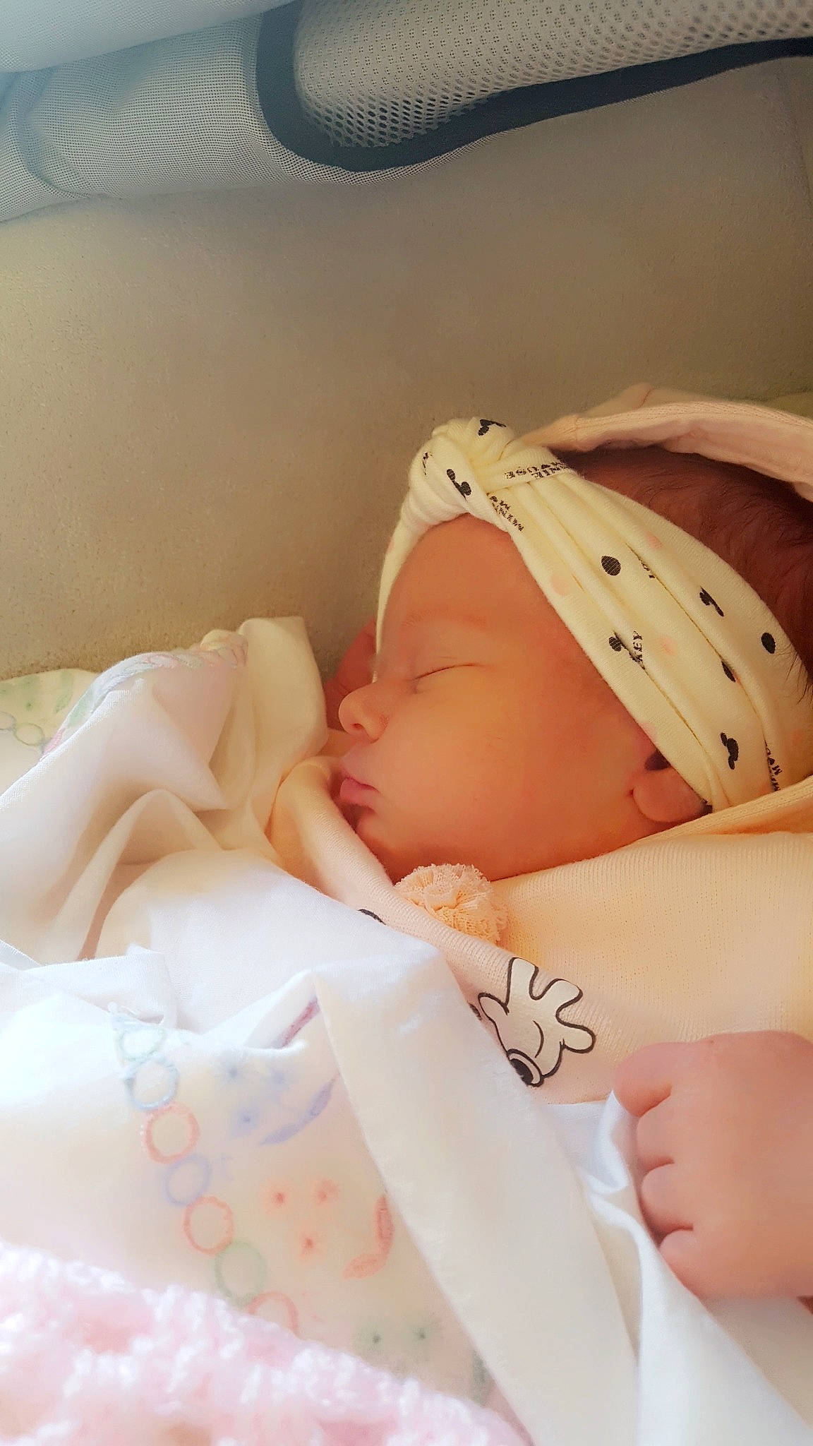 Amalia participe au concours pour gagner de l'argent avec cette photo : baby, baby_products, baby_safety, baby_sleeping, bedtime, birth, child, childbirth, finger, person, product, skin, sleep, toddler