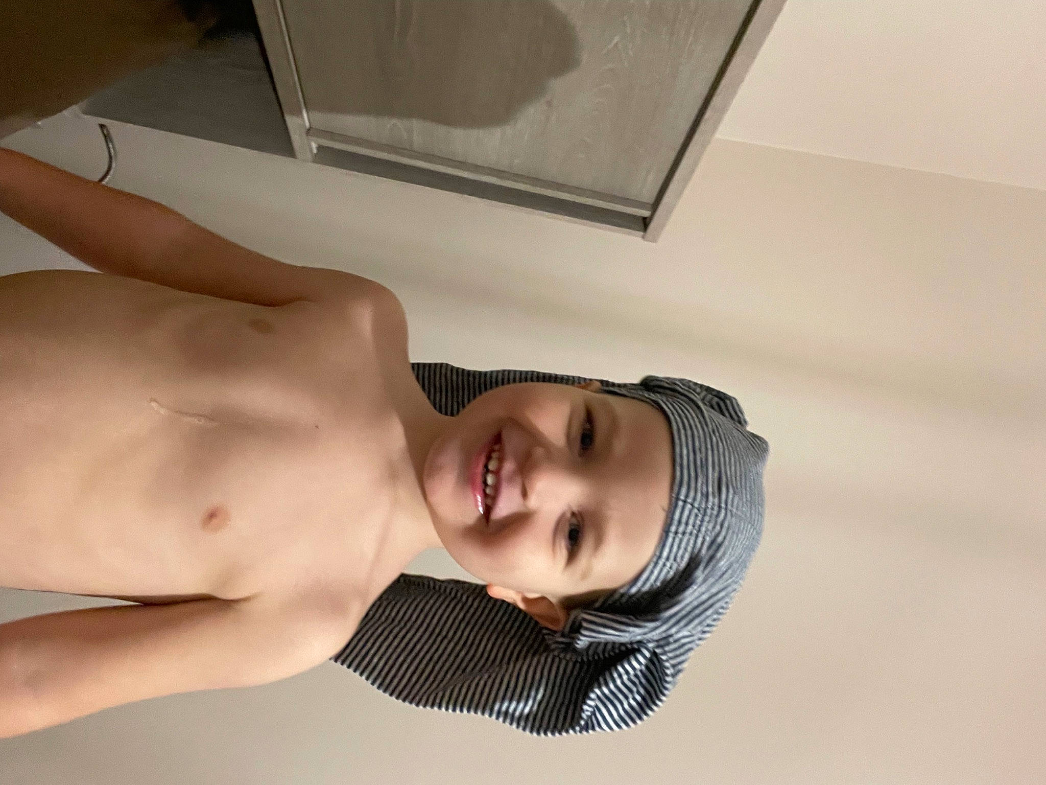 Nathan participe au concours pour gagner de l'argent avec cette photo : arm, black_hair, chest, comfort, elbow, eye, eyelash, flash_photography, headwear, human_body, jaw, joy, leg, lip, mouth, neck, person, shoulder, skin, thigh