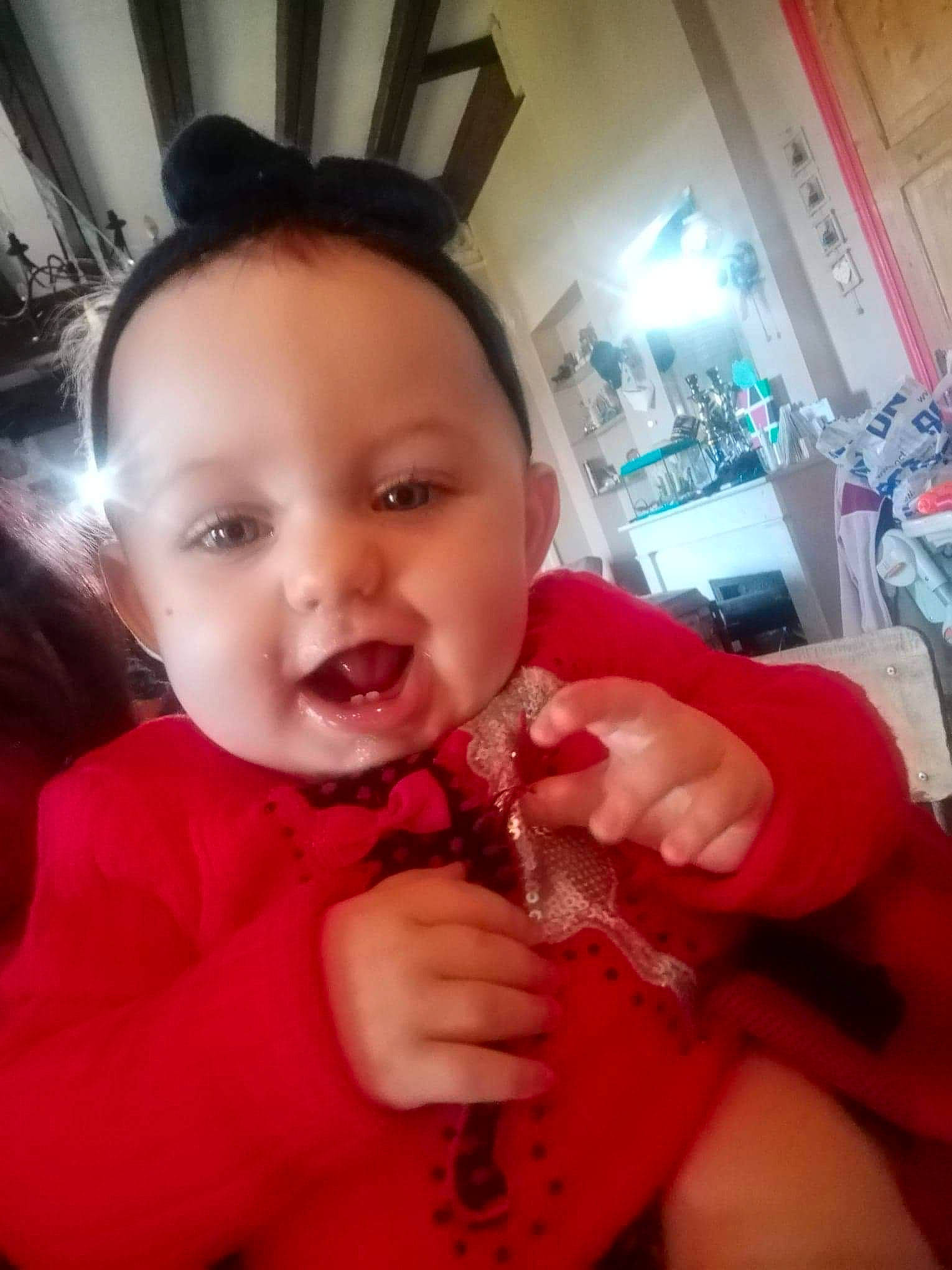 Léanna participe au concours pour gagner de l'argent avec cette photo : baby, cheek, child, eating, face, finger, food, lip, mouth, nose, person, smile, thumb, toddler