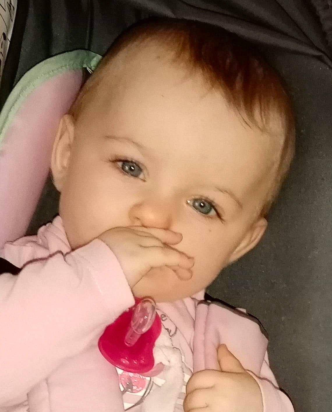 Léanna a rejoint le concours — aidez-le/la à gagner de superbes lots ! baby, beauty, cheek, child, chin, ear, eye, eyebrow, face, finger, forehead, head, iris, lip, mouth, nose, organ, person, pink, skin