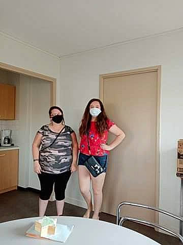 Lolita participe au concours pour gagner de l'argent avec cette photo : fun, house, joint, leg, mouth, person, room, shoulder, t_shirt, vacation