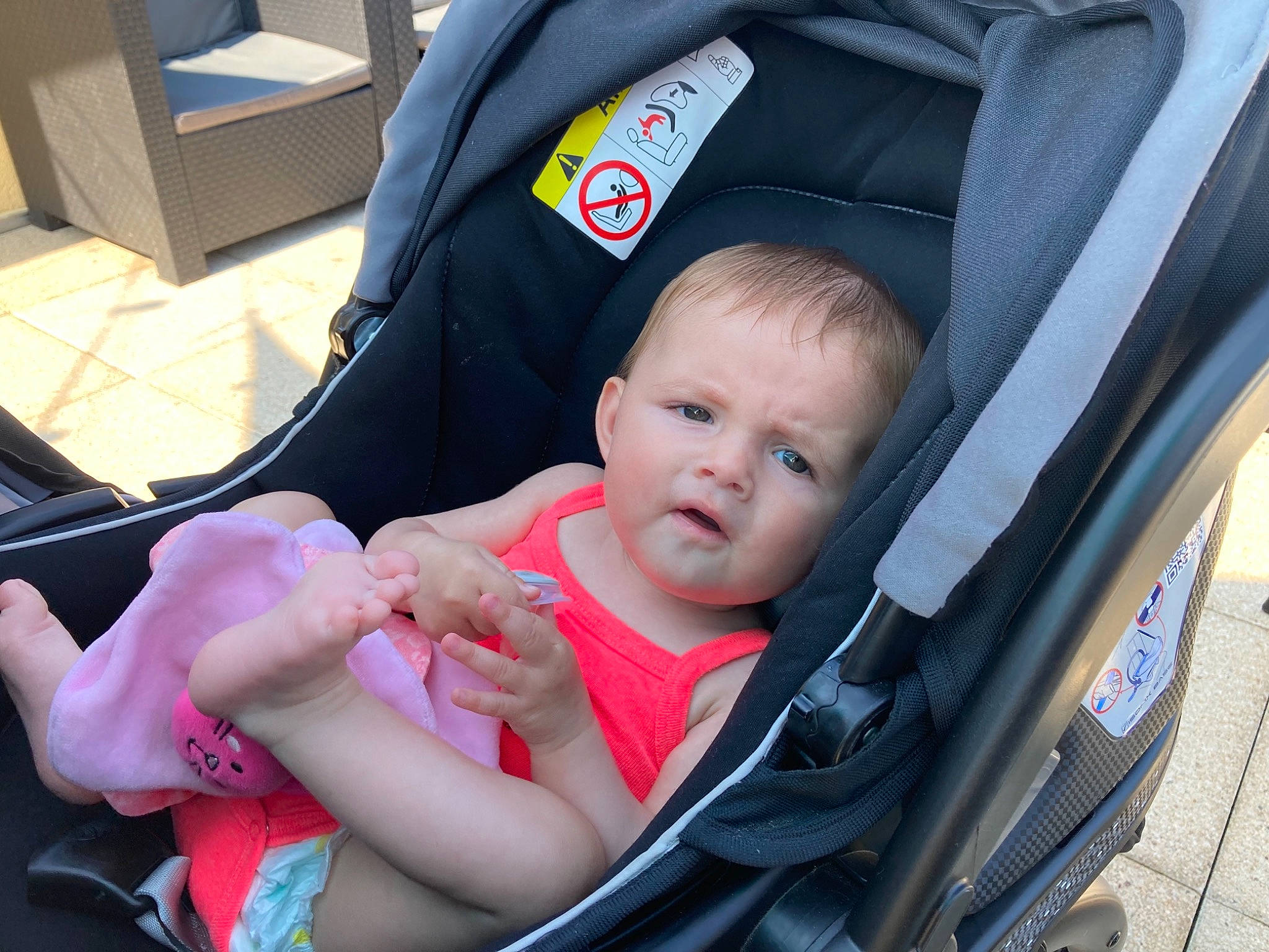 Tylia a rejoint le concours — aidez-le/la à gagner de superbes lots ! arm, auto_part, baby, baby_carriage, baby_products, baby_safety, baby_toddler_clothing, car_seat, chair, child, comfort, electric_blue, gesture, lap, nail, person, sitting, thigh, thumb, toddler