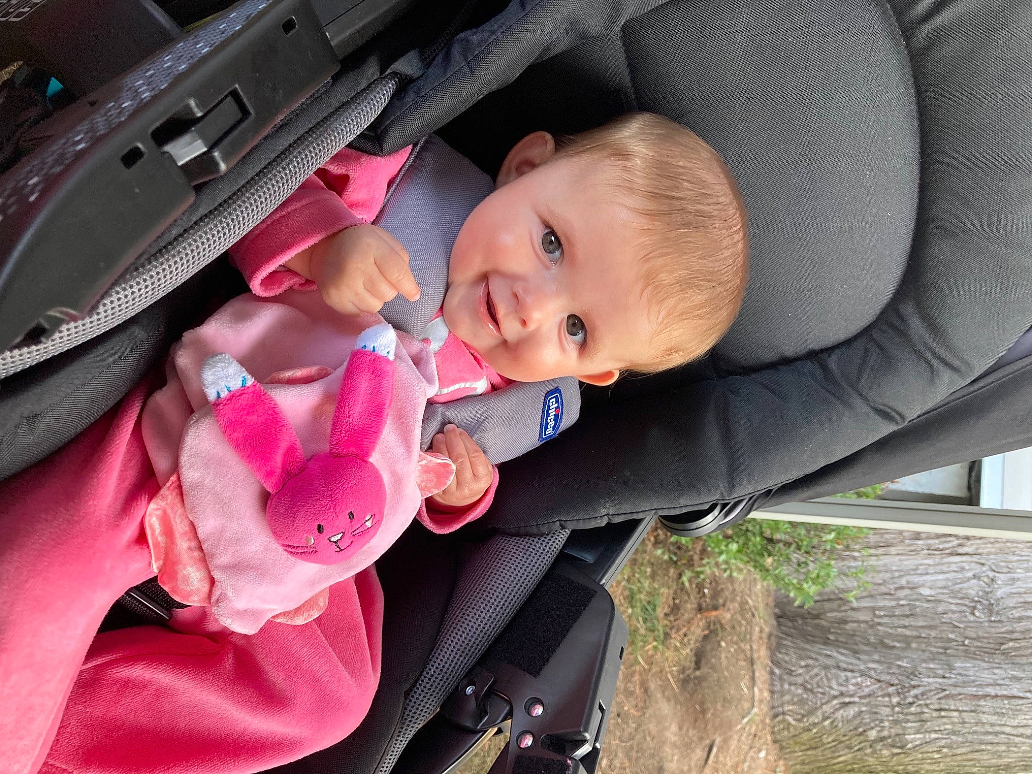 Tylia participe au concours pour gagner de l'argent avec cette photo : auto_part, baby, baby_carriage, baby_products, baby_toddler_clothing, car_seat, child, comfort, finger, hand, happy, lip, luxury_vehicle, mouth, person, plant, skin, smile, toddler, tree