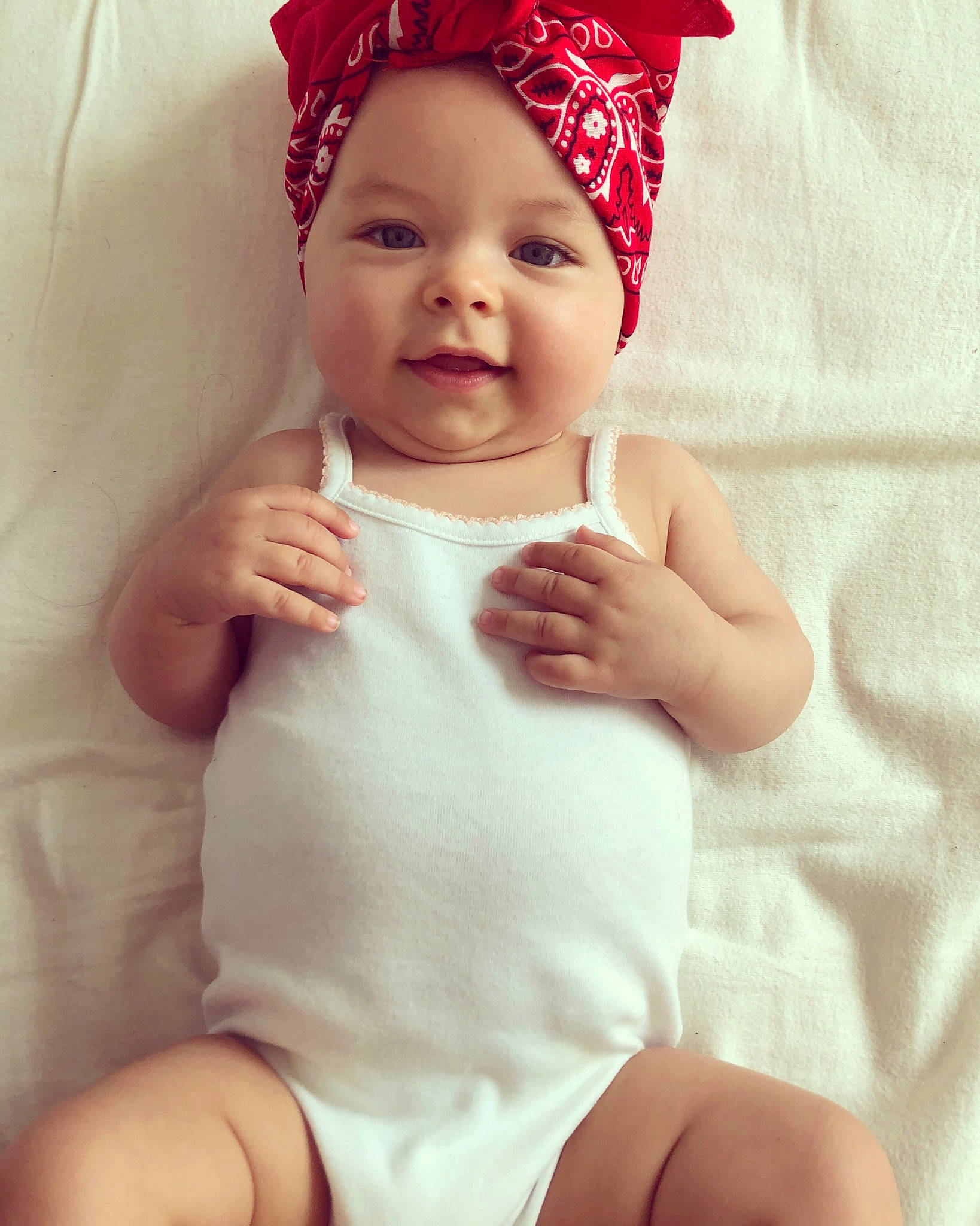 Mélia participe au concours pour gagner de l'argent avec cette photo : baby, baby_products, baby_toddler_clothing, bonnet, cheek, child, clothing, eye, face, facial_expression, hair_accessory, head, headgear, lip, person, pink, product, skin, smile, toddler