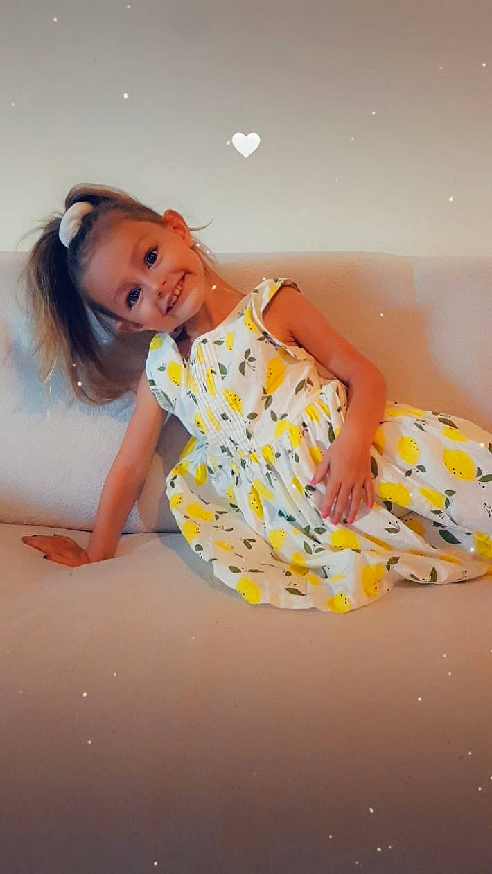 Milla participe au concours pour gagner de l'argent avec cette photo : baby, child, fun, joy, person, skin, smile, toddler, yellow
